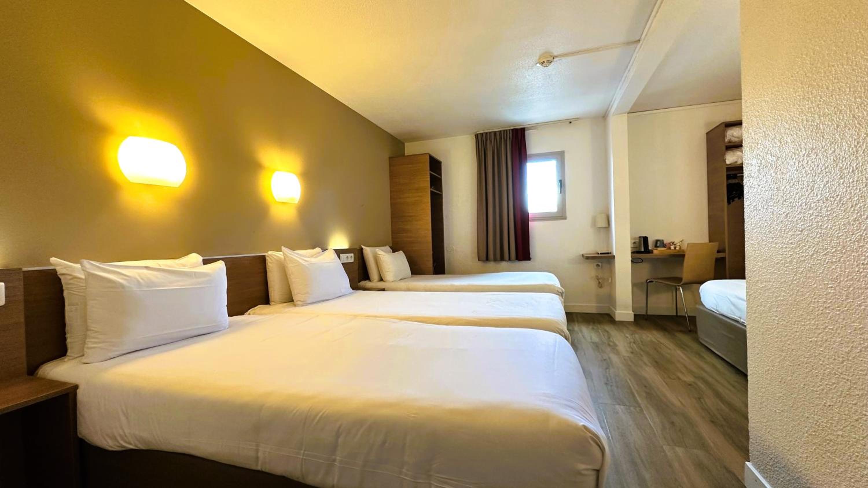 Quad Room - 4 Single Beds