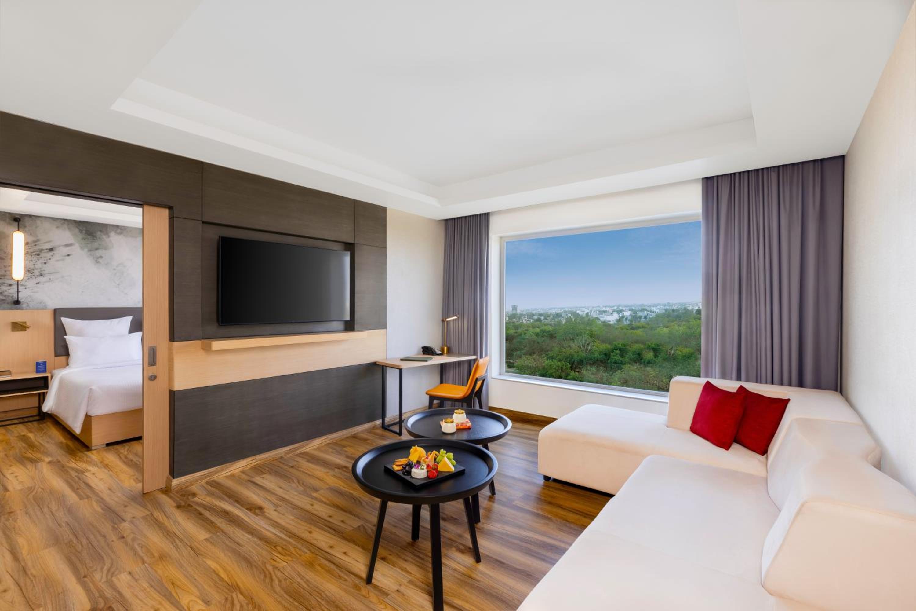 Executive Suite with One Double Bed - Non Smoking/City Side: Unlimited premium brands (6 to 8 PM) daily *, 1+1 on drinks (11 AM-7 PM), 15% Off on SPA, 15% off on Food and Soft Beverages, Free Gaming Zone access, Complimentary coffee&Tea (6AM-8 PM) - Photo 7