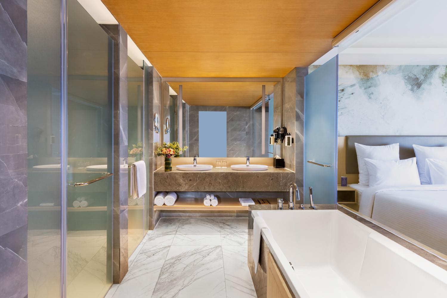 Executive Suite with One Double Bed - Non Smoking/City Side: Unlimited premium brands (6 to 8 PM) daily *, 1+1 on drinks (11 AM-7 PM), 15% Off on SPA, 15% off on Food and Soft Beverages, Free Gaming Zone access, Complimentary coffee&Tea (6AM-8 PM) - Photo 8