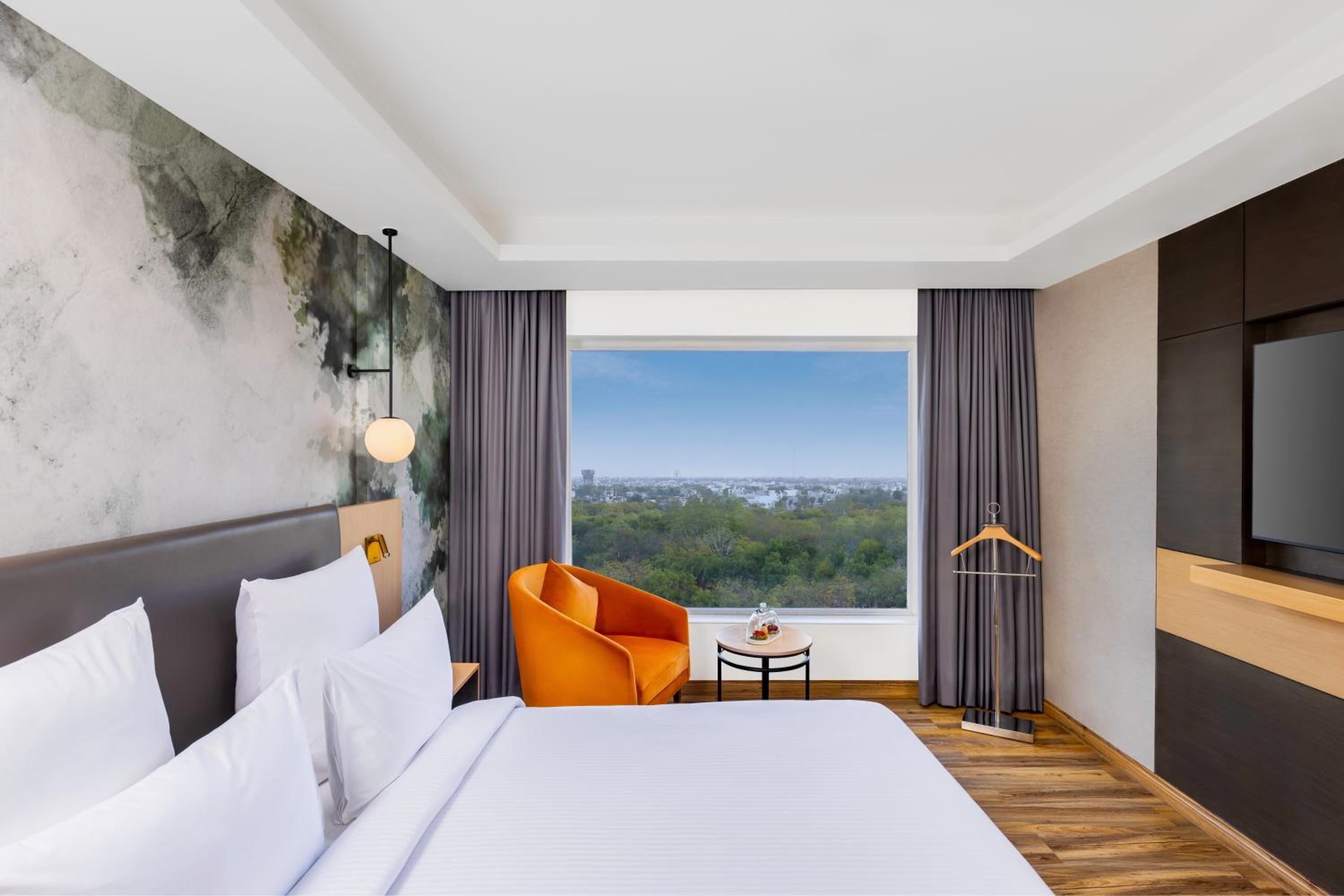 Executive Suite with One Double Bed - Non Smoking/City Side: Unlimited premium brands (6 to 8 PM) daily *, 1+1 on drinks (11 AM-7 PM), 15% Off on SPA, 15% off on Food and Soft Beverages, Free Gaming Zone access, Complimentary coffee&Tea (6AM-8 PM) - Photo 9