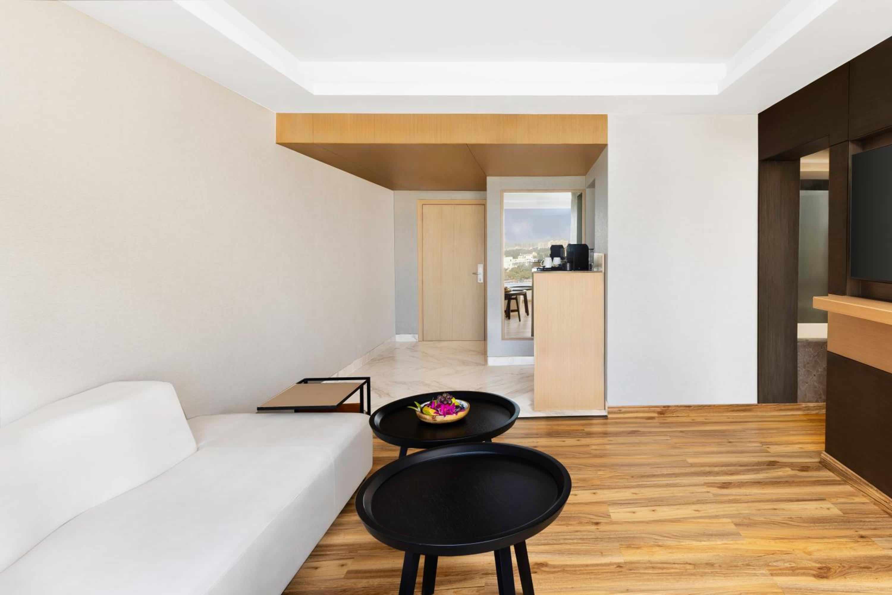 Executive Suite with One Double Bed - Non Smoking/City Side: Unlimited premium brands (6 to 8 PM) daily *, 1+1 on drinks (11 AM-7 PM), 15% Off on SPA, 15% off on Food and Soft Beverages, Free Gaming Zone access, Complimentary coffee&Tea (6AM-8 PM) - Photo 6