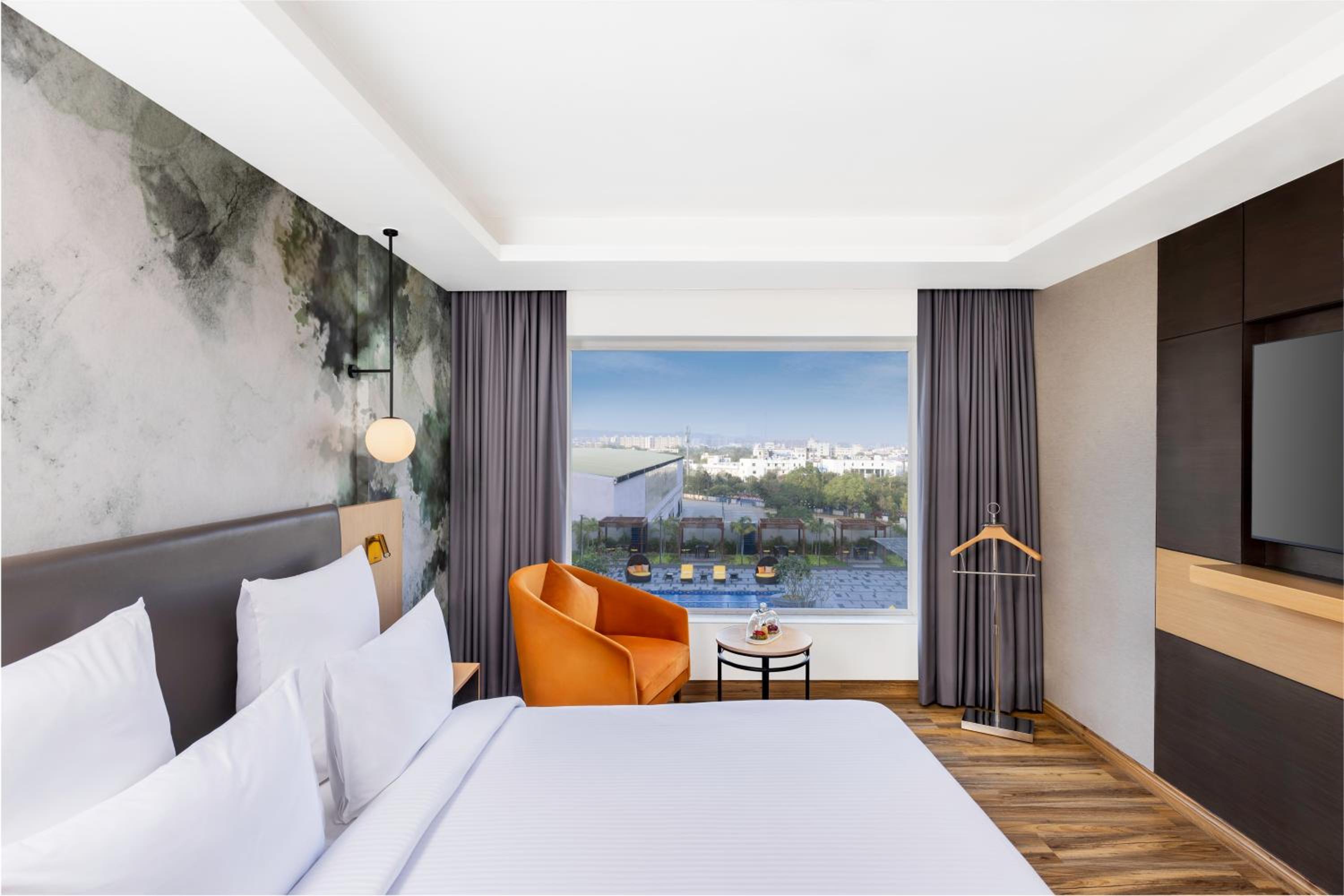 Executive Suite with One Double Bed - Non Smoking/Pool Side: Unlimited premium brands (6 to 8 PM) daily *, 1+1 on drinks (11 AM-7 PM), 15% Off on SPA, 15% off on Food and Soft Beverages, Free Gaming Zone access, Complimentary coffee&Tea (6AM-8 PM) - Photo 7
