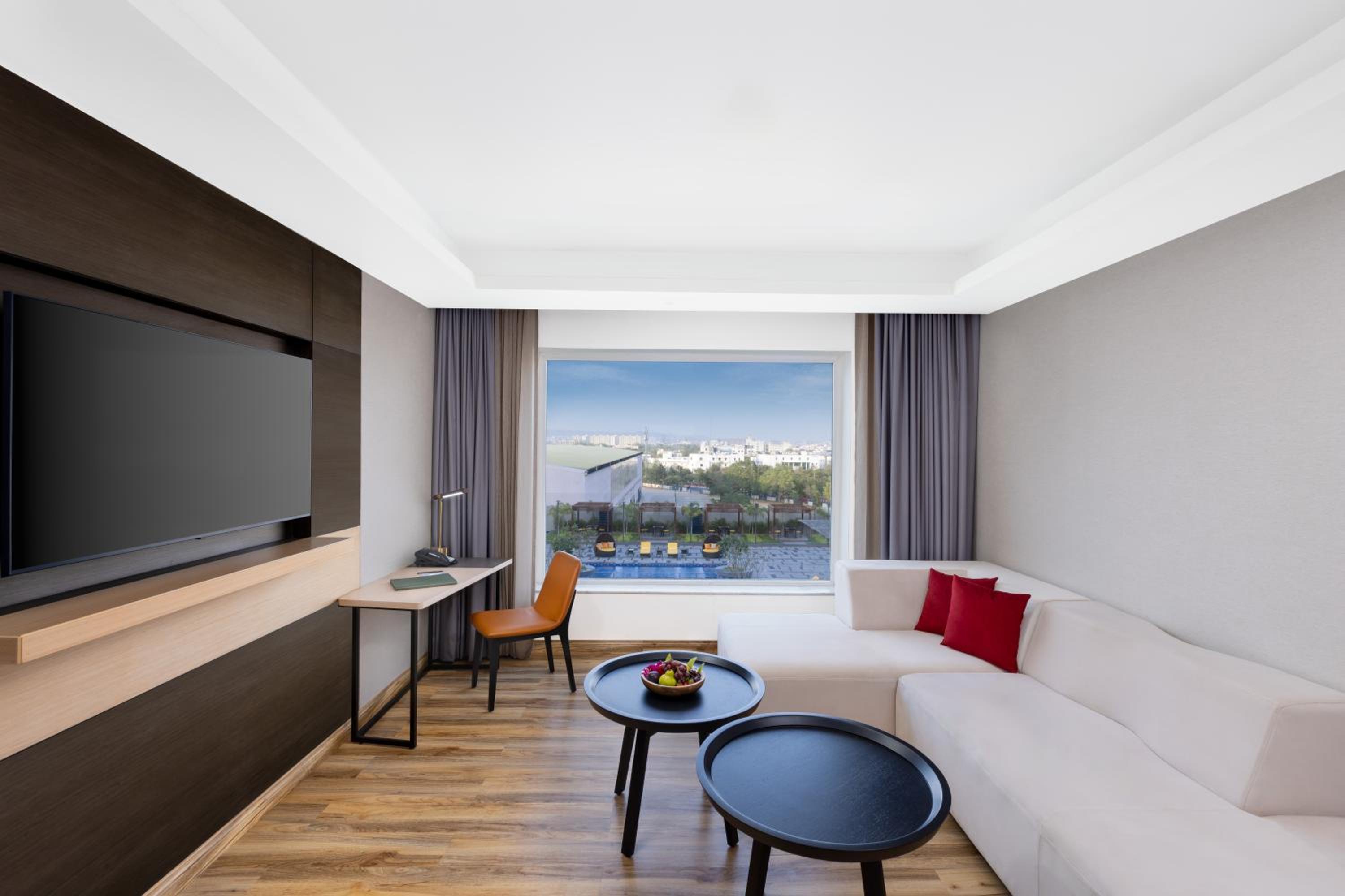 Executive Suite with One Double Bed - Non Smoking/Pool Side: Unlimited premium brands (6 to 8 PM) daily *, 1+1 on drinks (11 AM-7 PM), 15% Off on SPA, 15% off on Food and Soft Beverages, Free Gaming Zone access, Complimentary coffee&Tea (6AM-8 PM) - Photo 9