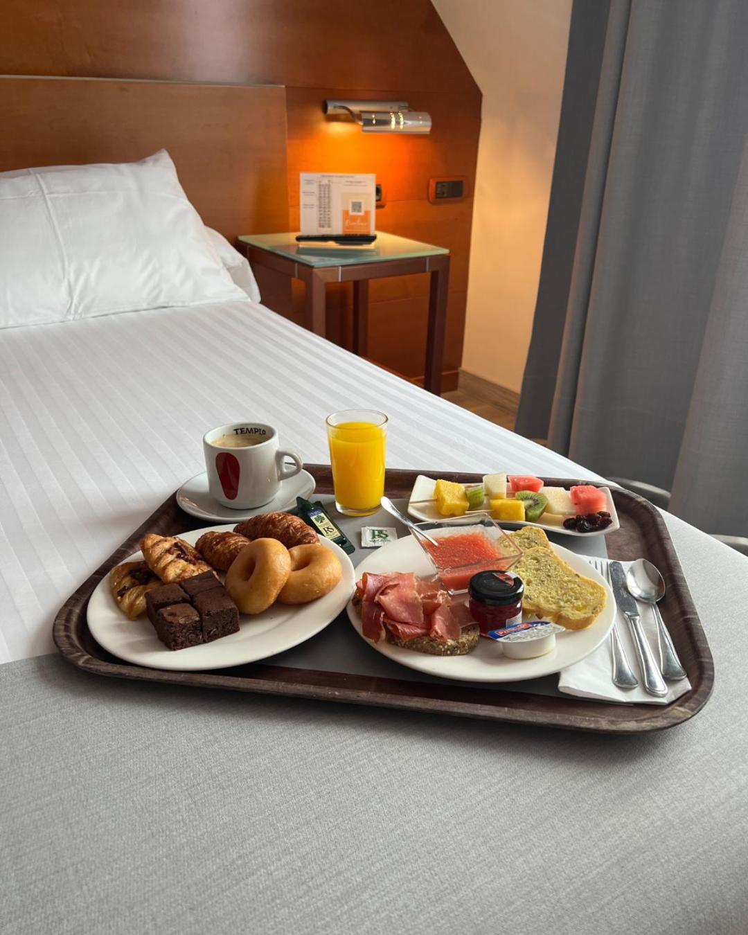 Junior Suite with Balcony - Photo 8