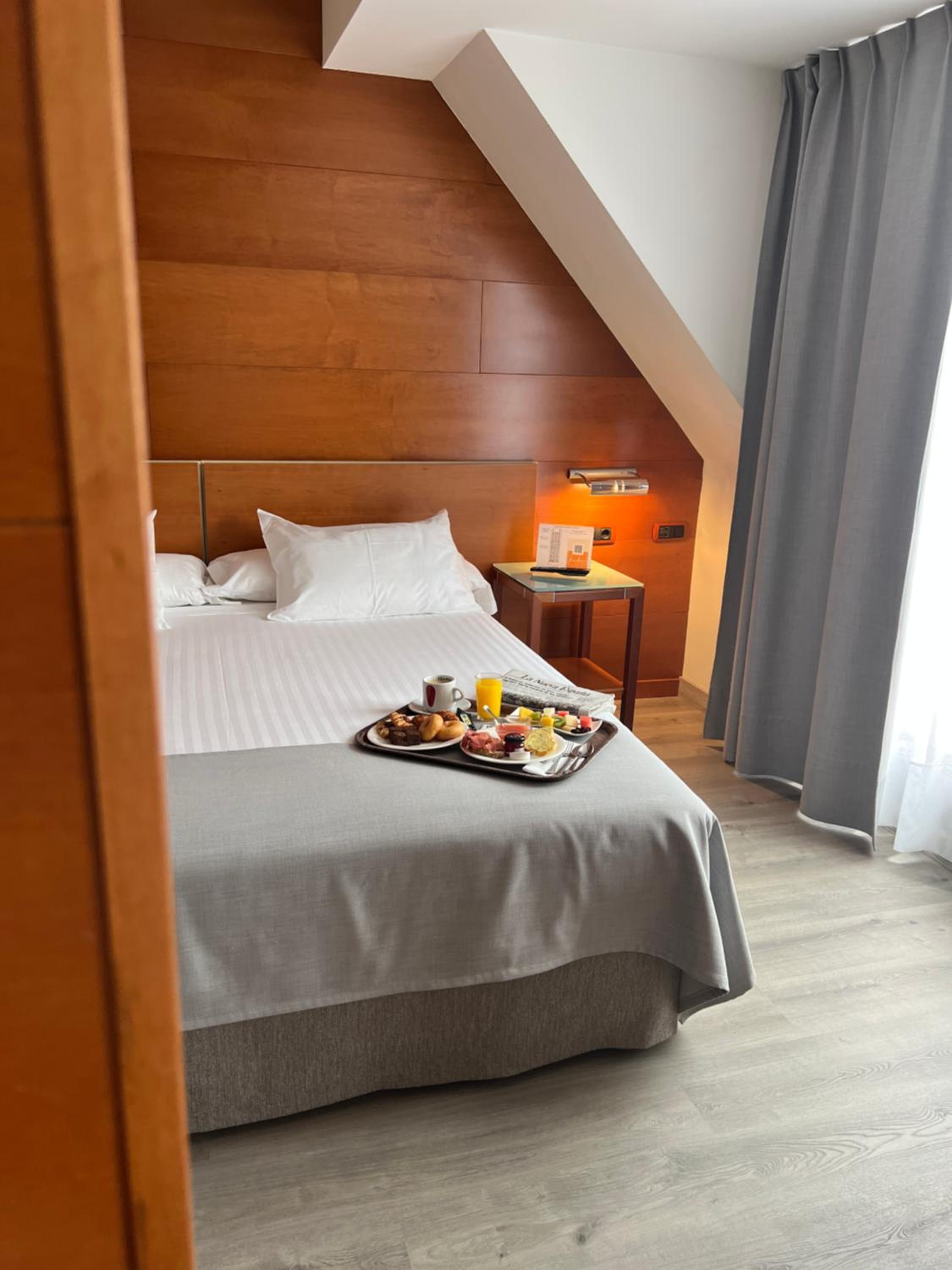 Junior Suite with Balcony - Photo 10