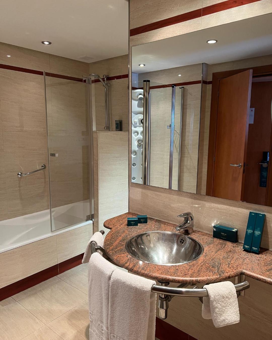 Junior Suite with Balcony - Photo 11