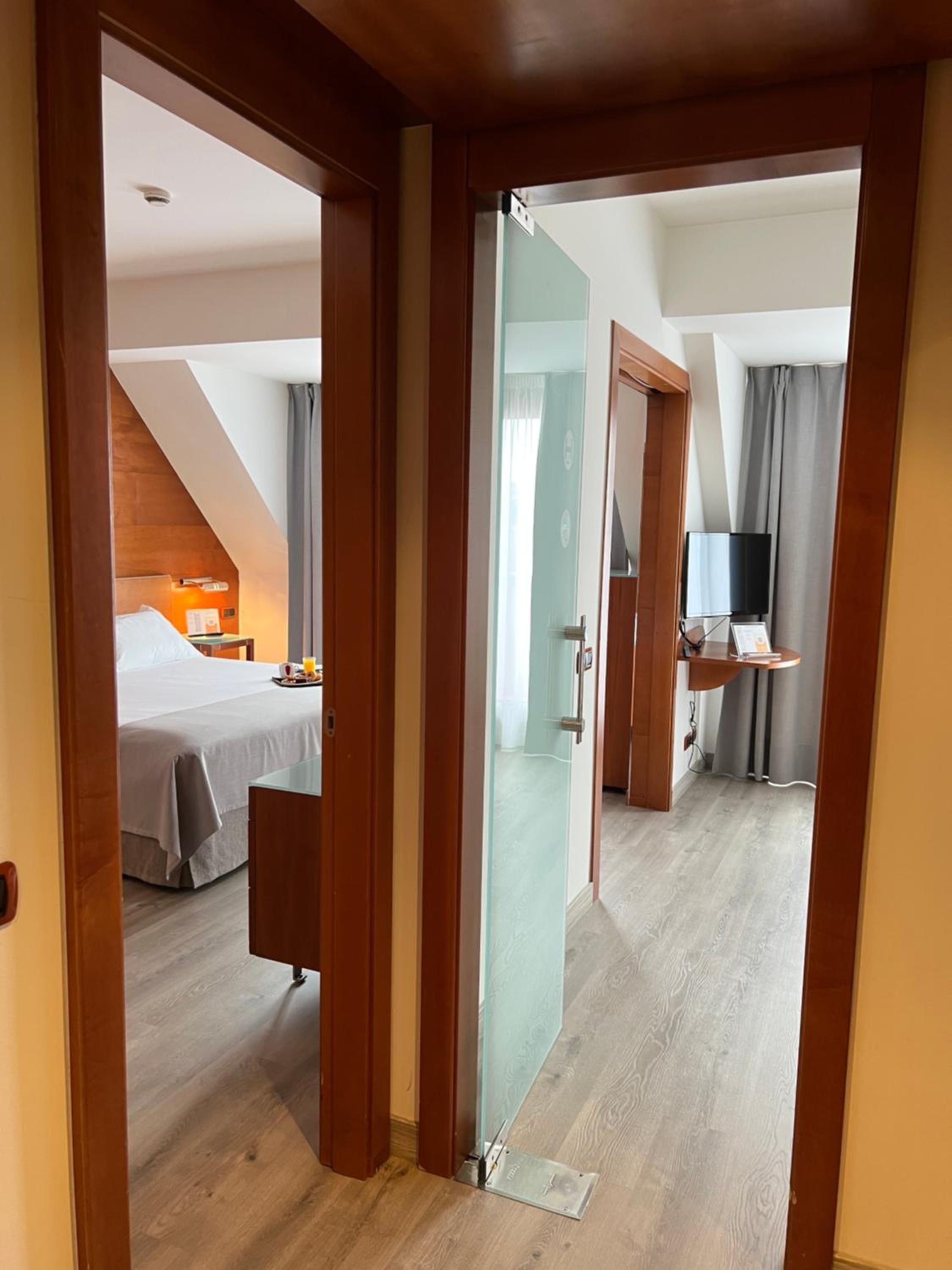 Junior Suite with Balcony - Photo 12