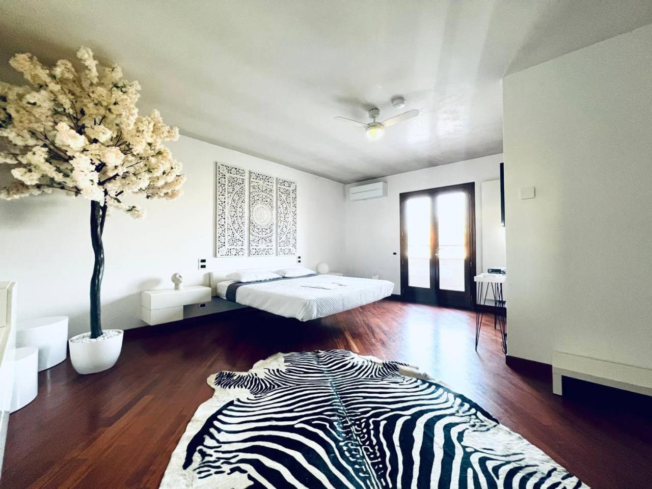 Six-Bedroom House photo 1