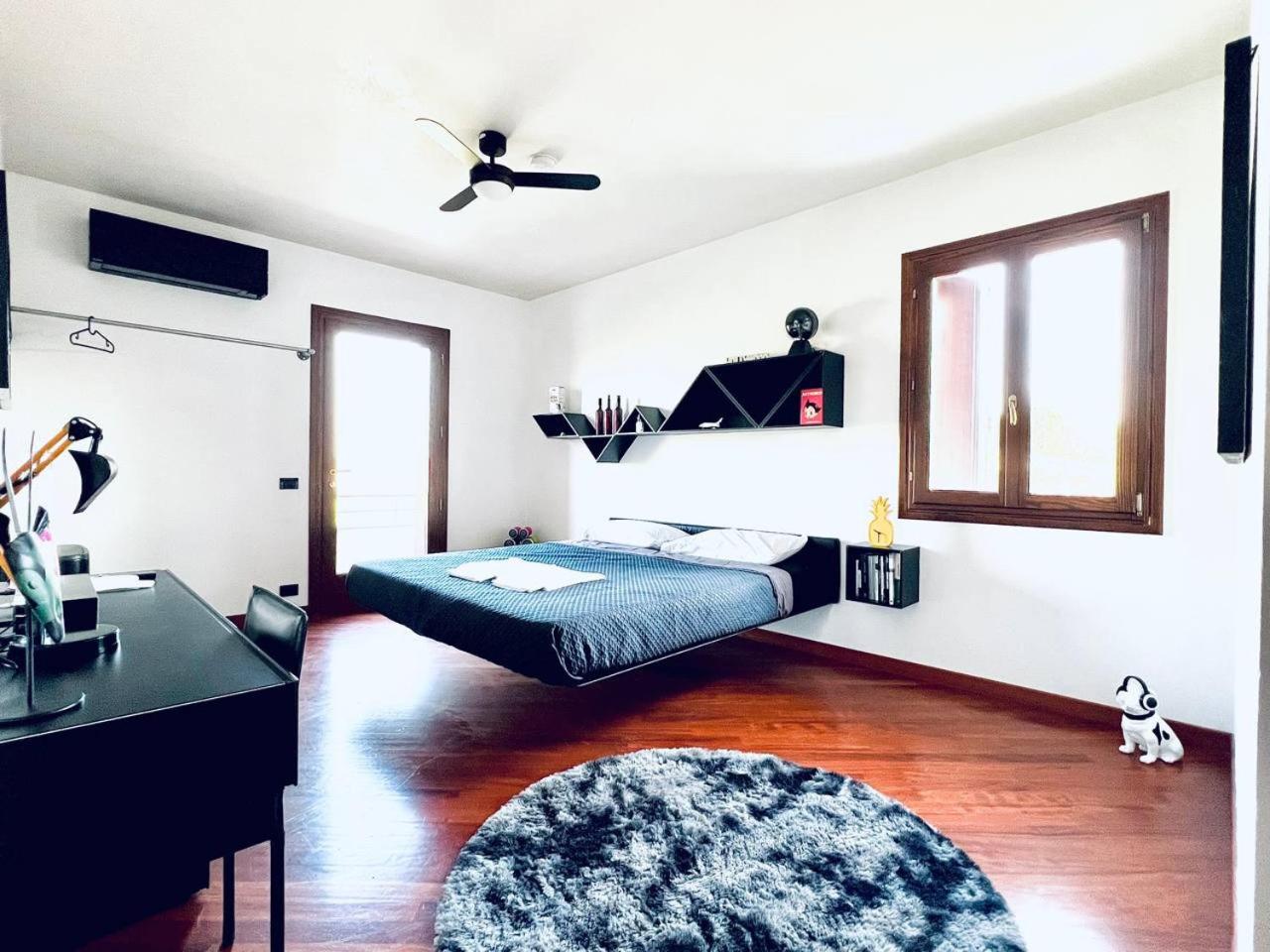 Six-Bedroom House photo 2