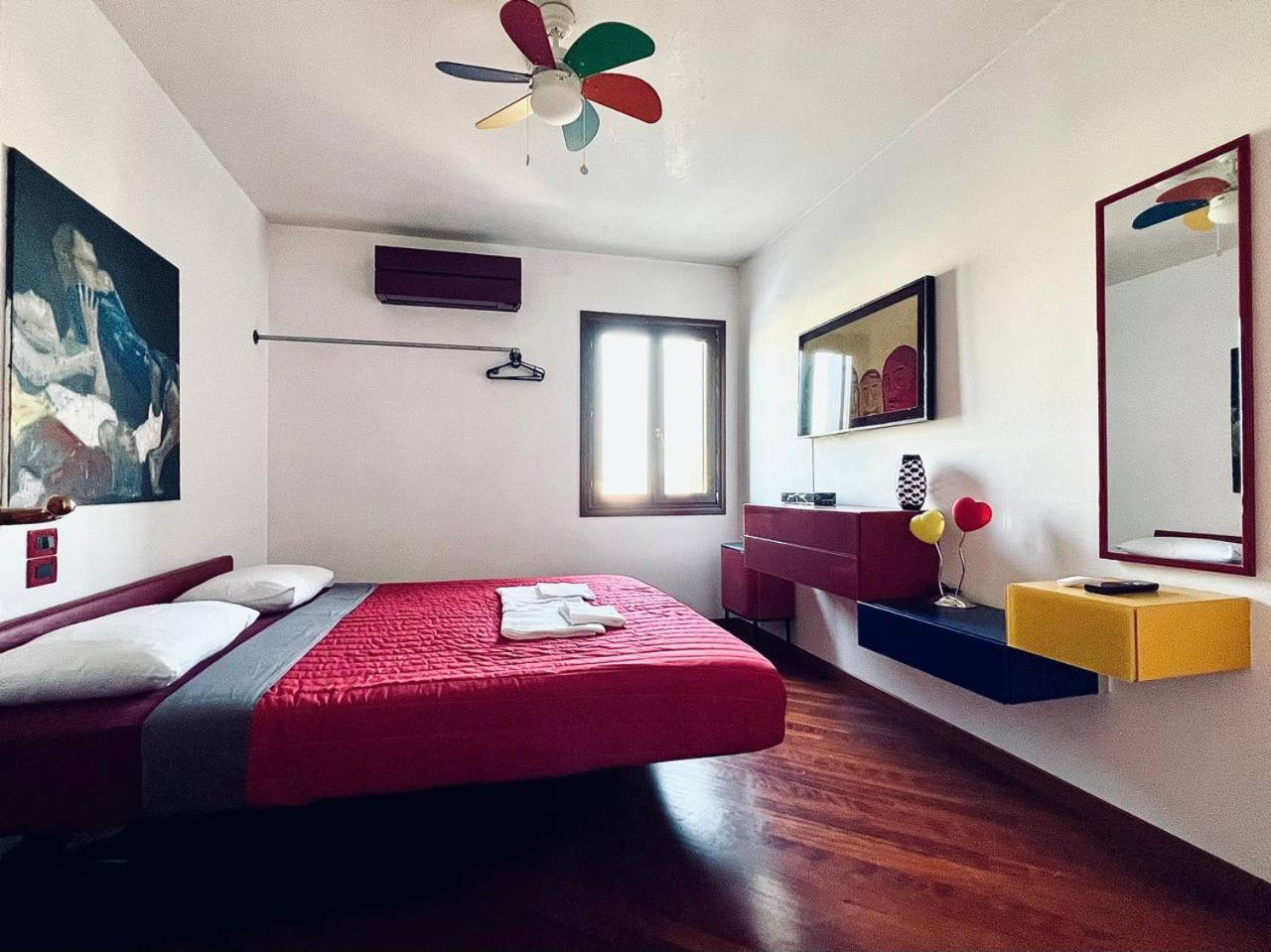 Six-Bedroom House photo 3