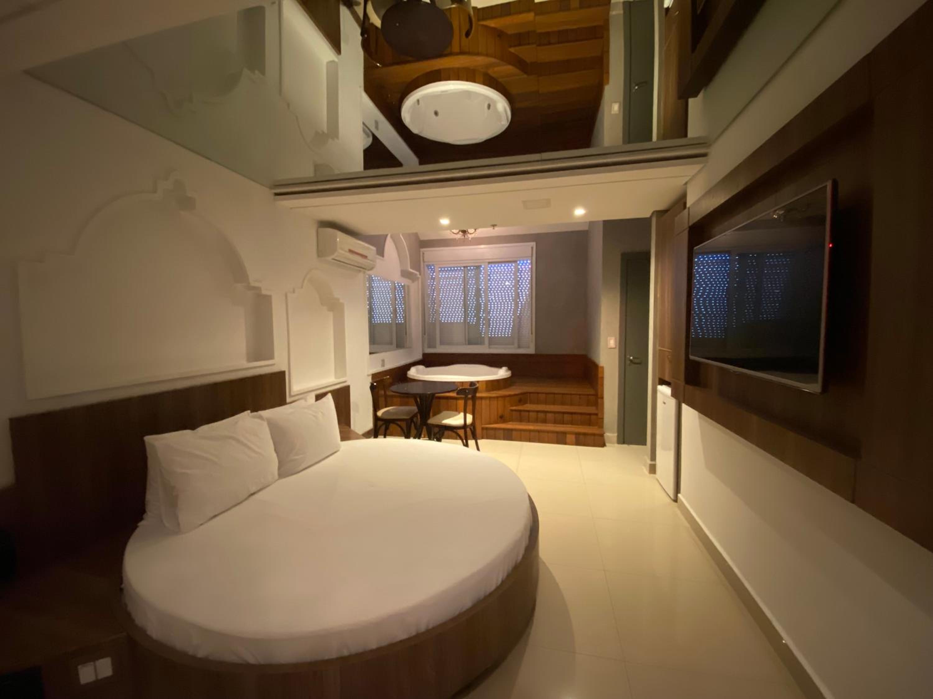 Duplex Suite - Photo 1