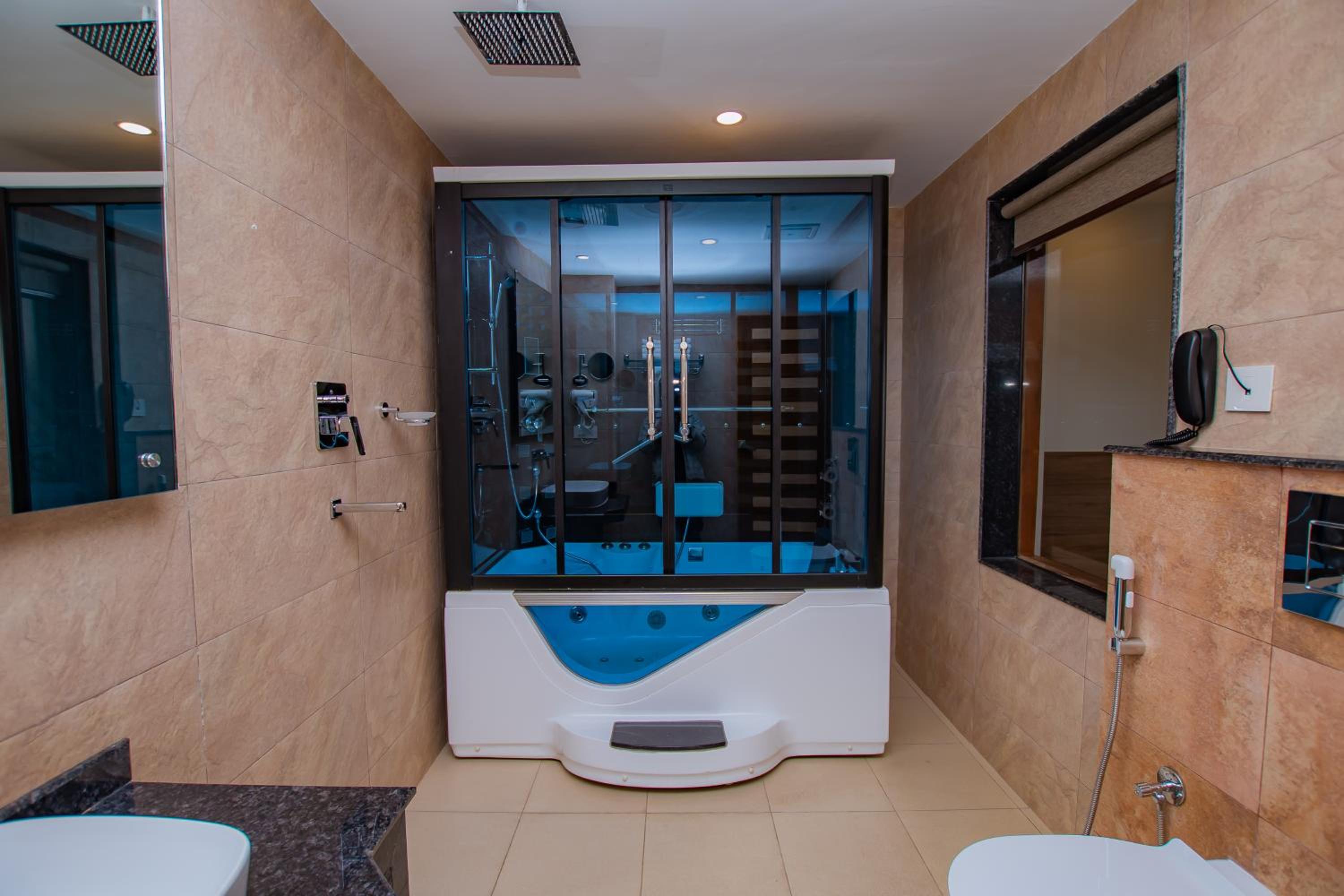 Suite Room with Steam and Jacuzzi - Photo 2