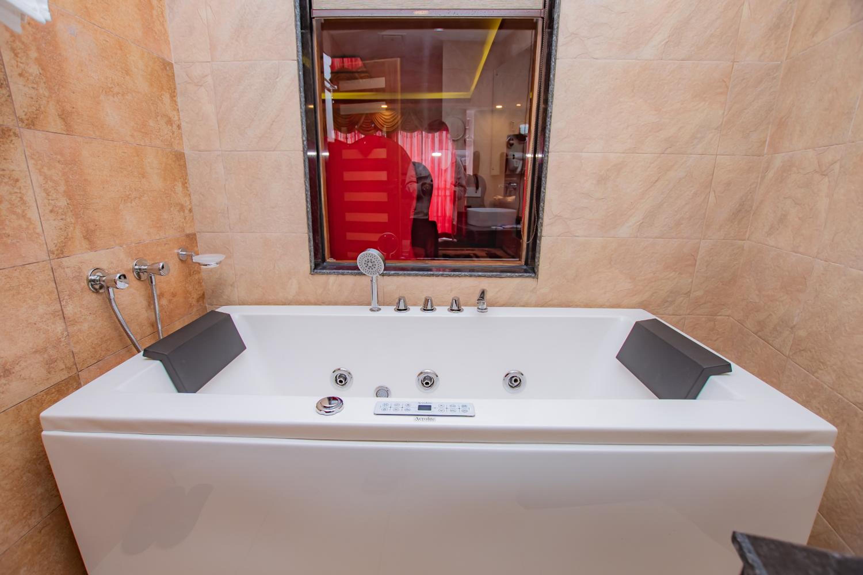 Honeymoon Suite with Jacuzzi - Photo 2