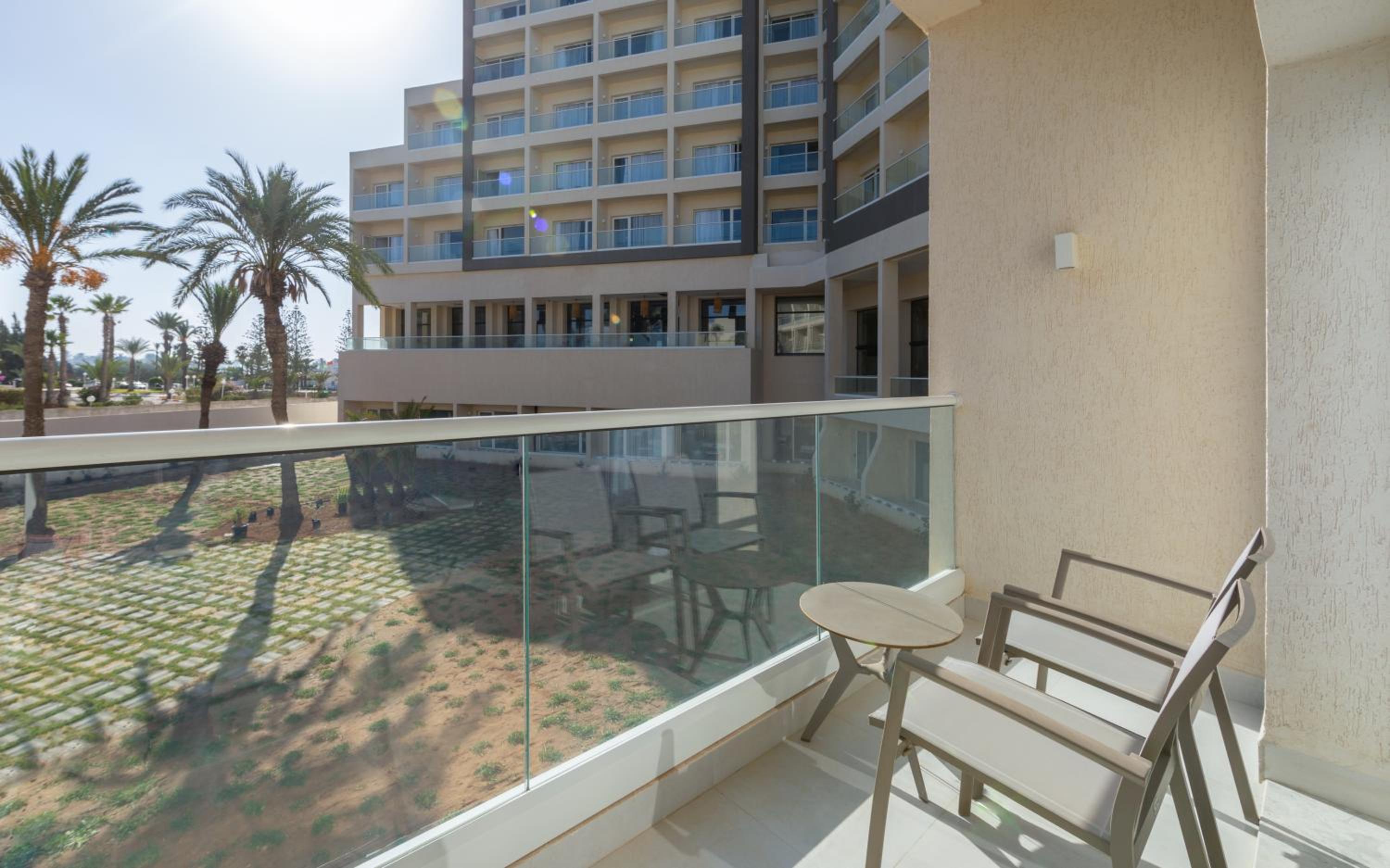 Double Room with Two Double Beds - Pool or Garden View - Photo 3