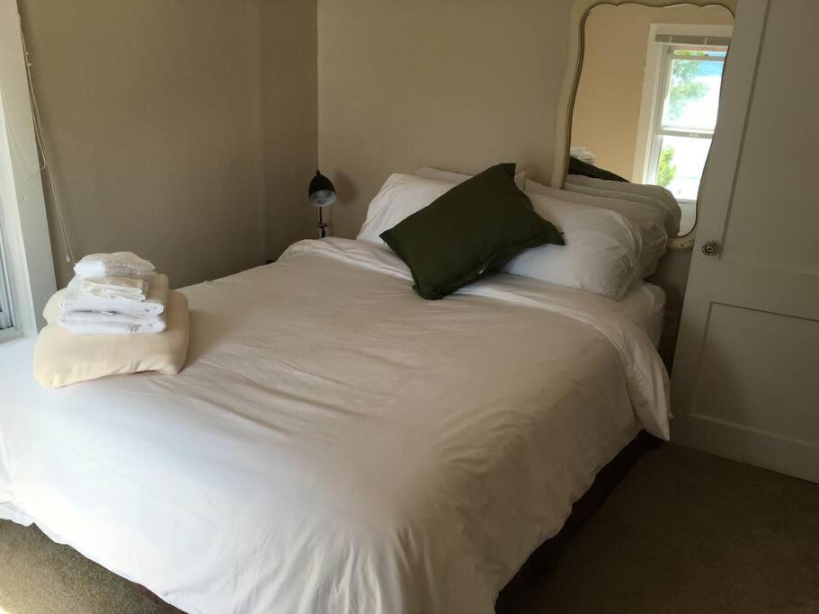 Five-Bedroom House photo 1