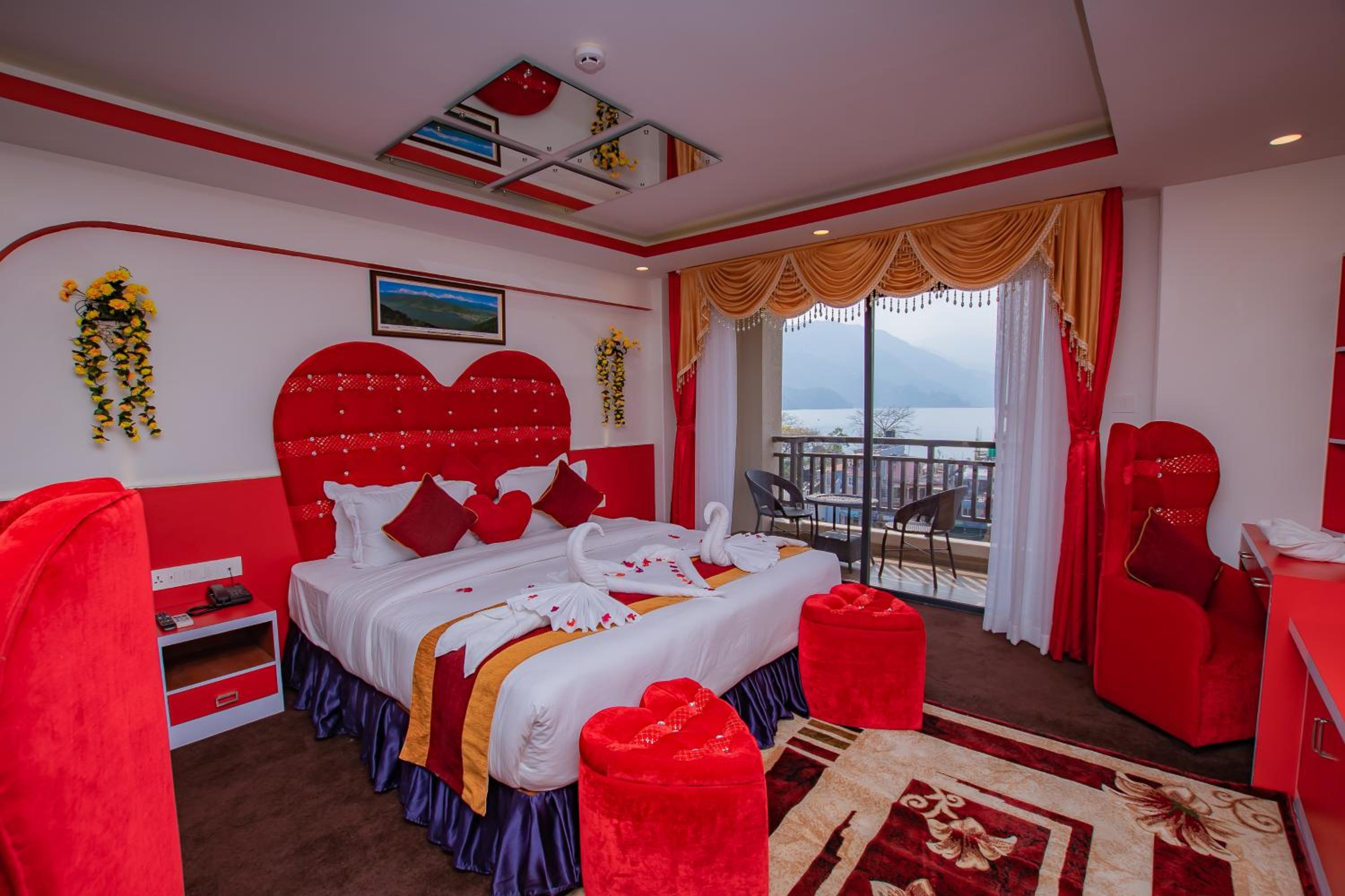Honeymoon Suite with Jacuzzi - Photo 4