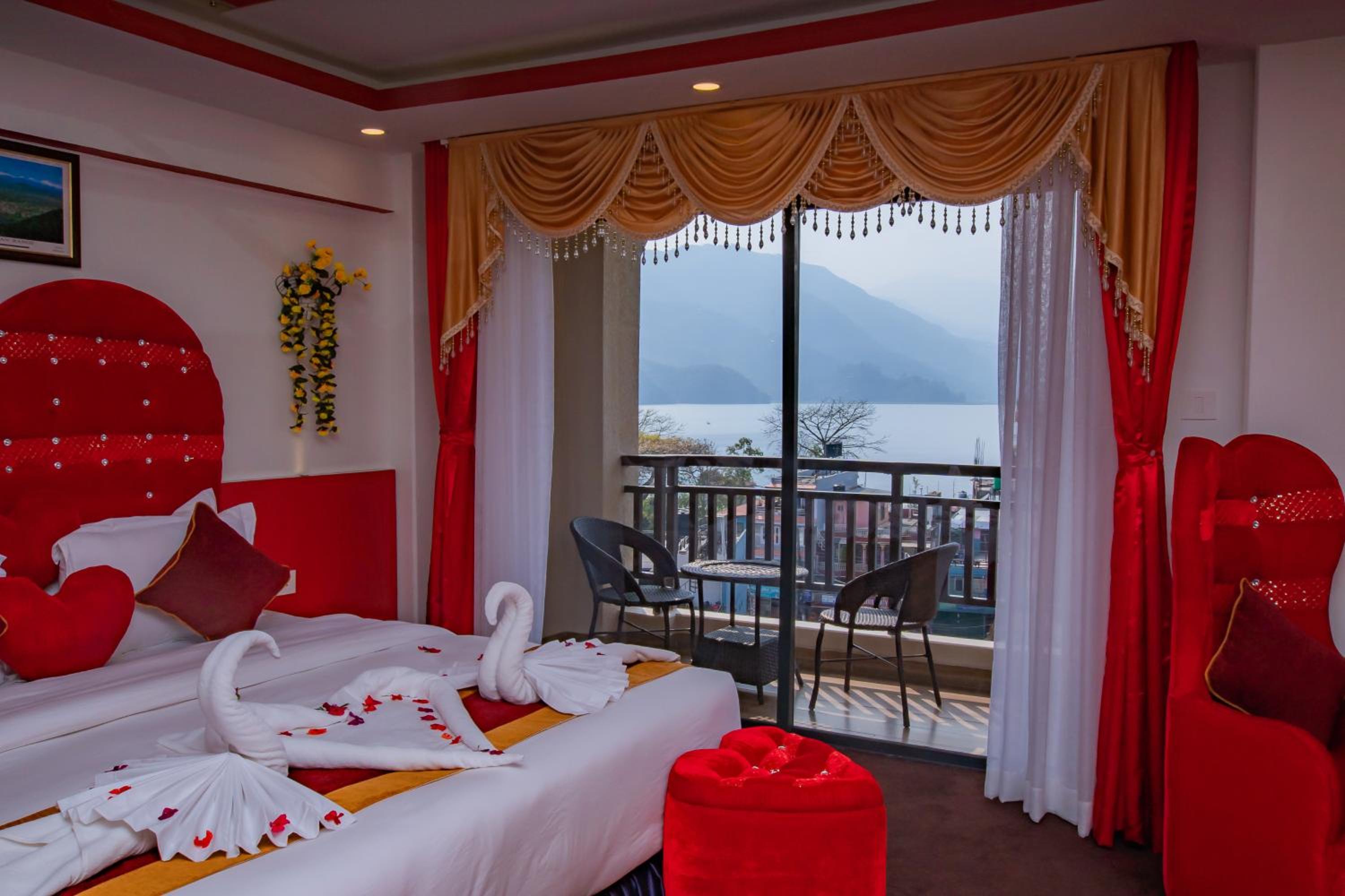 Honeymoon Suite with Jacuzzi - Photo 5