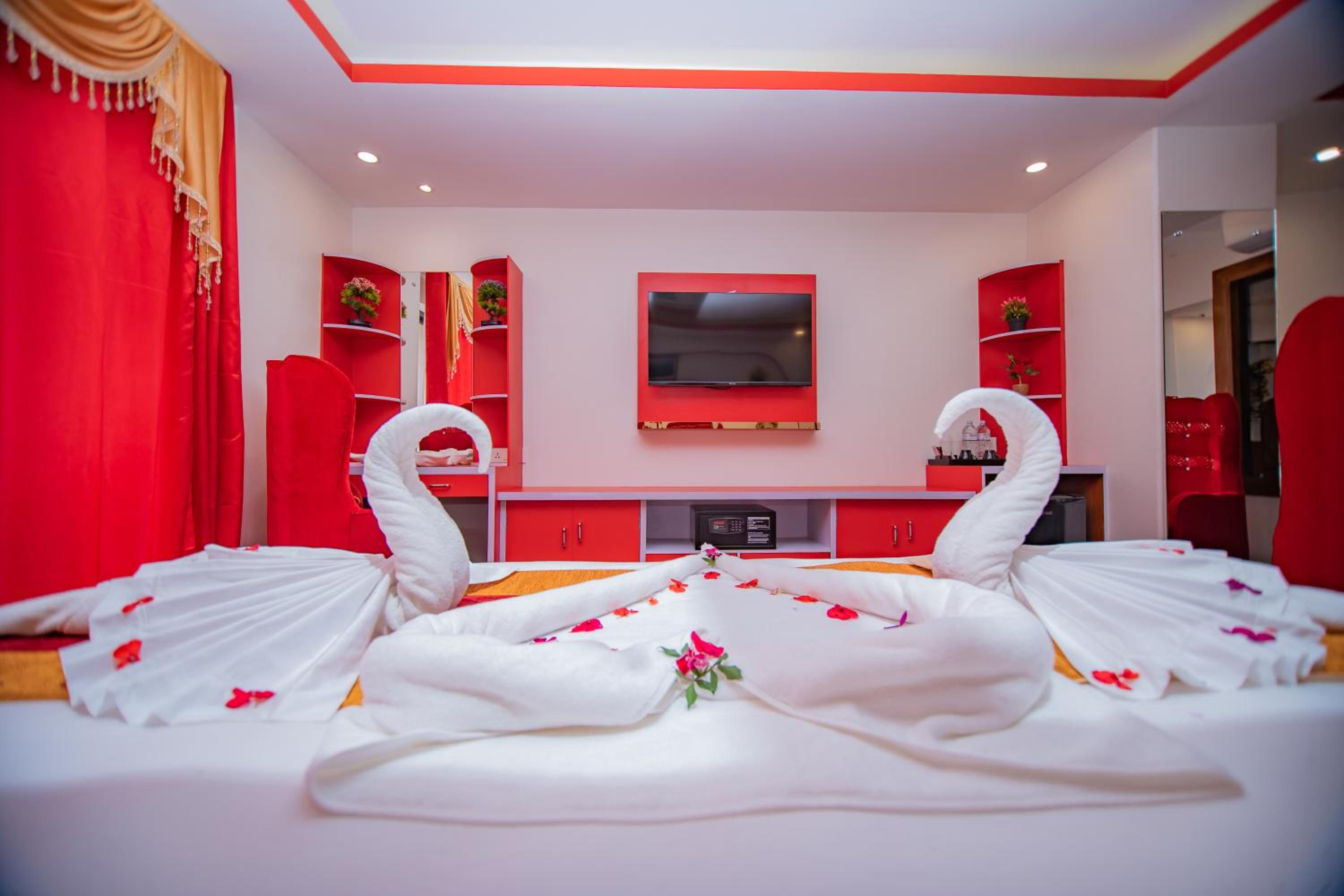 Honeymoon Suite with Jacuzzi - Photo 1