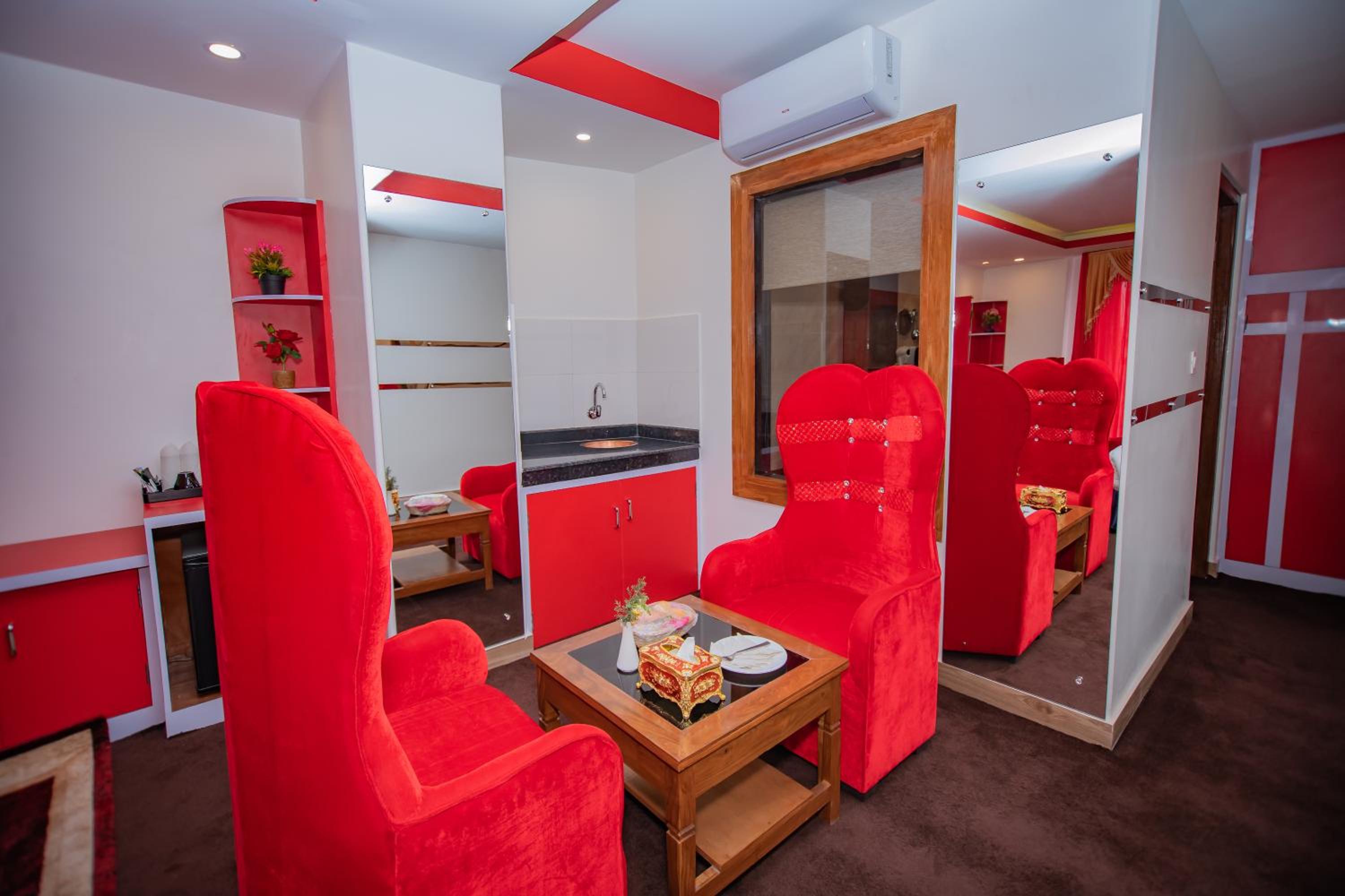 Honeymoon Suite with Jacuzzi - Photo 6