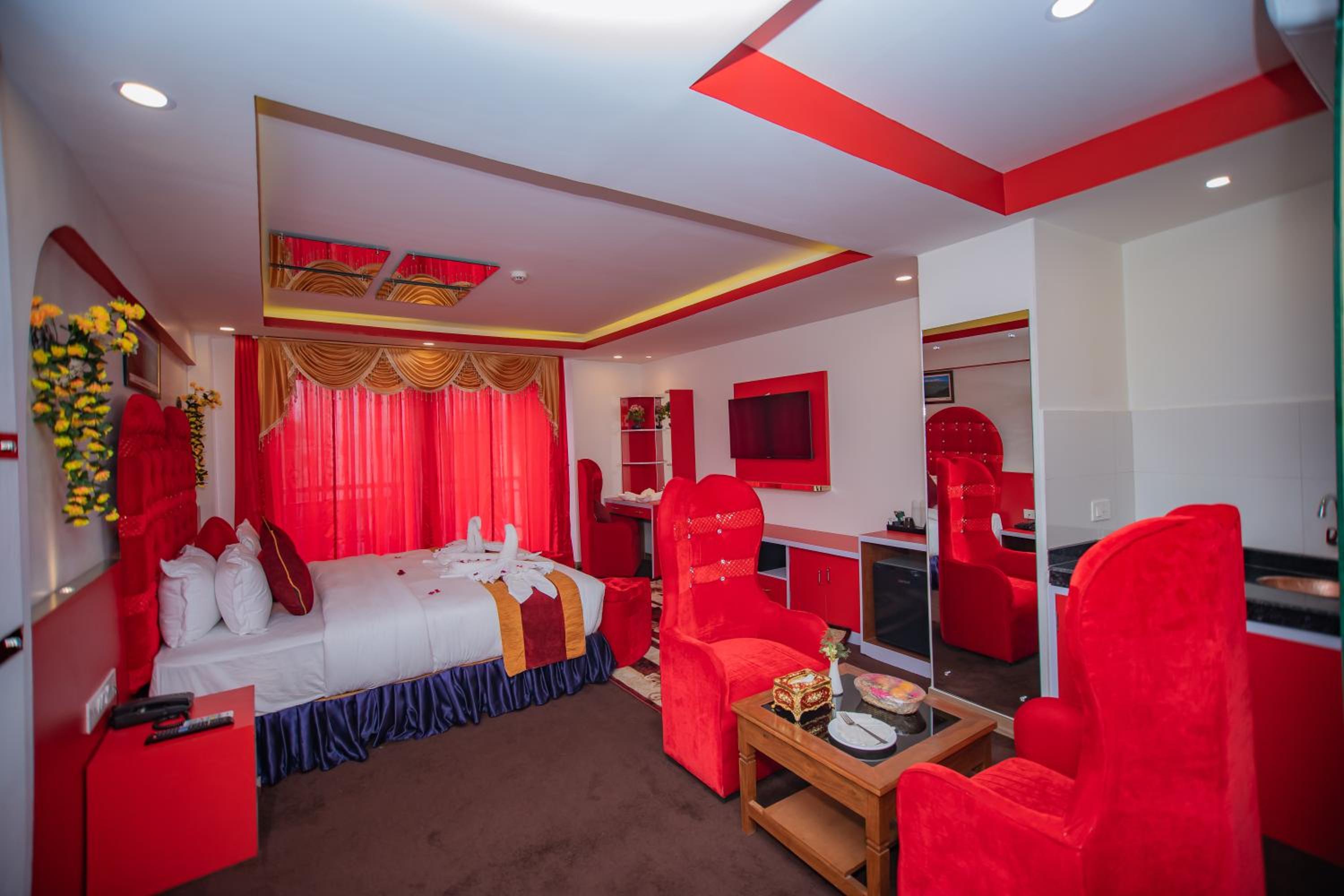 Honeymoon Suite with Jacuzzi - Photo 7
