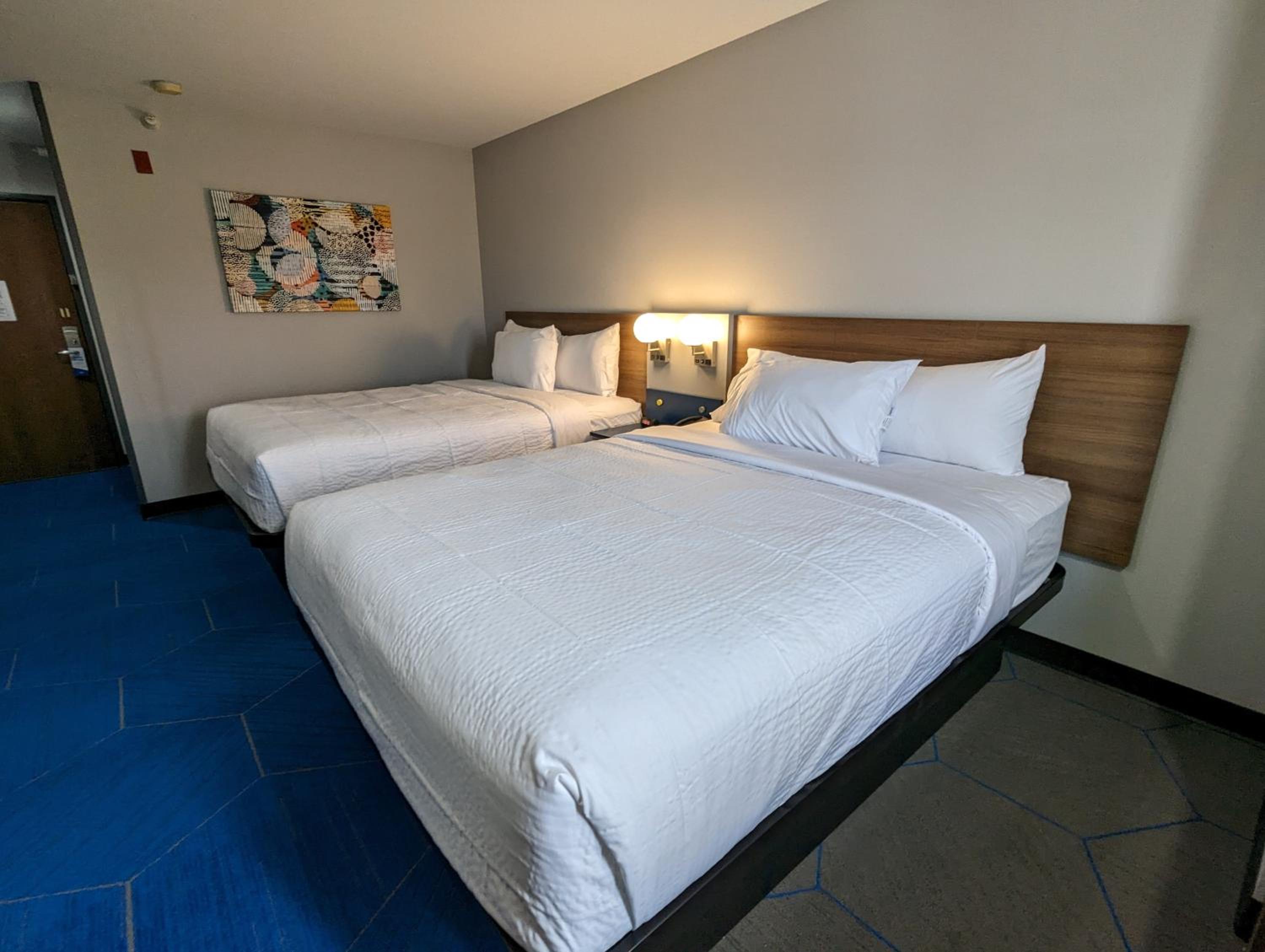 Queen Room with Two Queen Beds - Non-Smoking - Photo 2