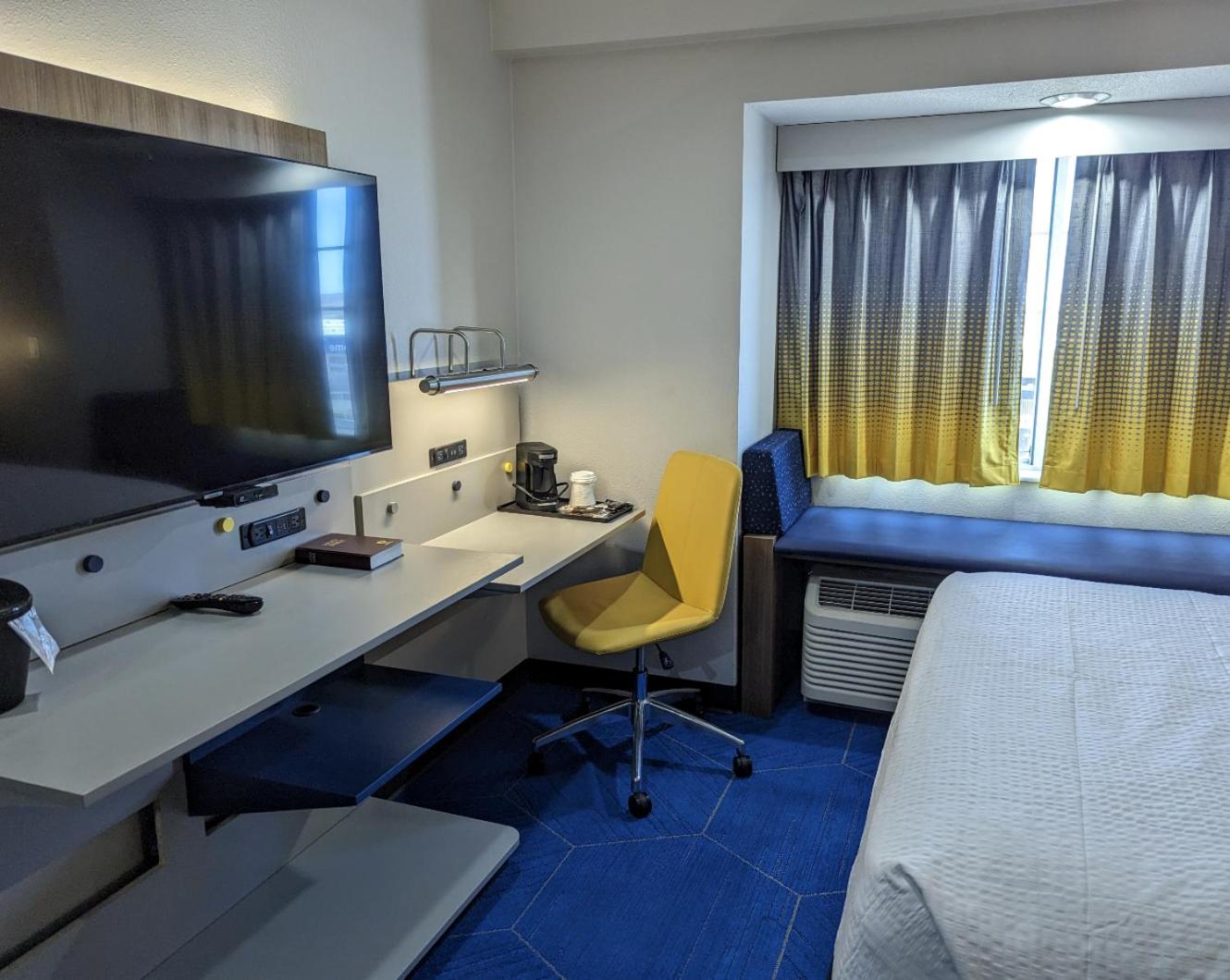 Queen Room with Two Queen Beds - Non-Smoking - Photo 3