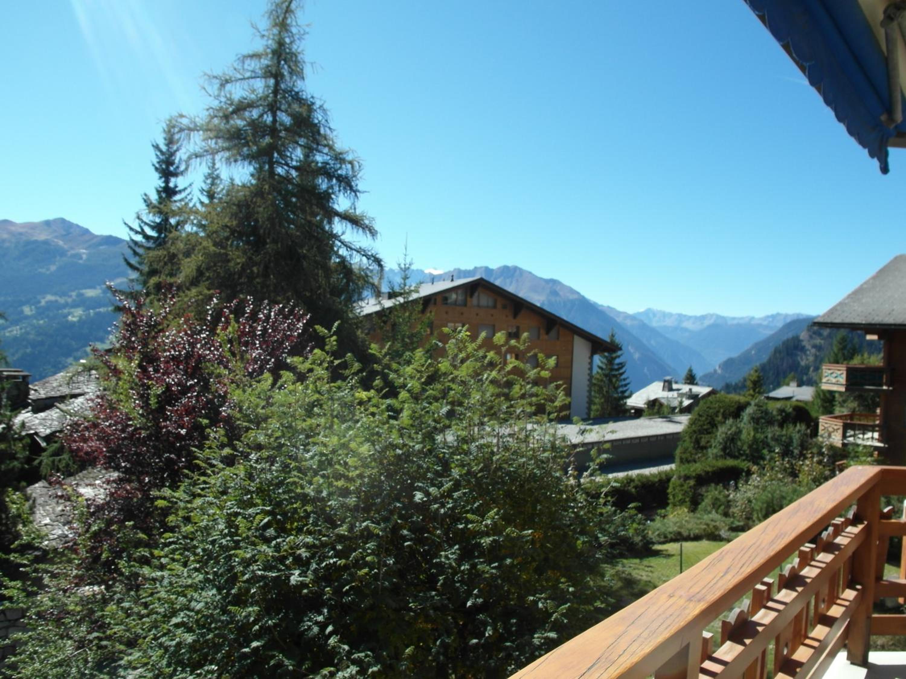 Two-Bedroom Apartment with Balcony and Mountain View  photo 2