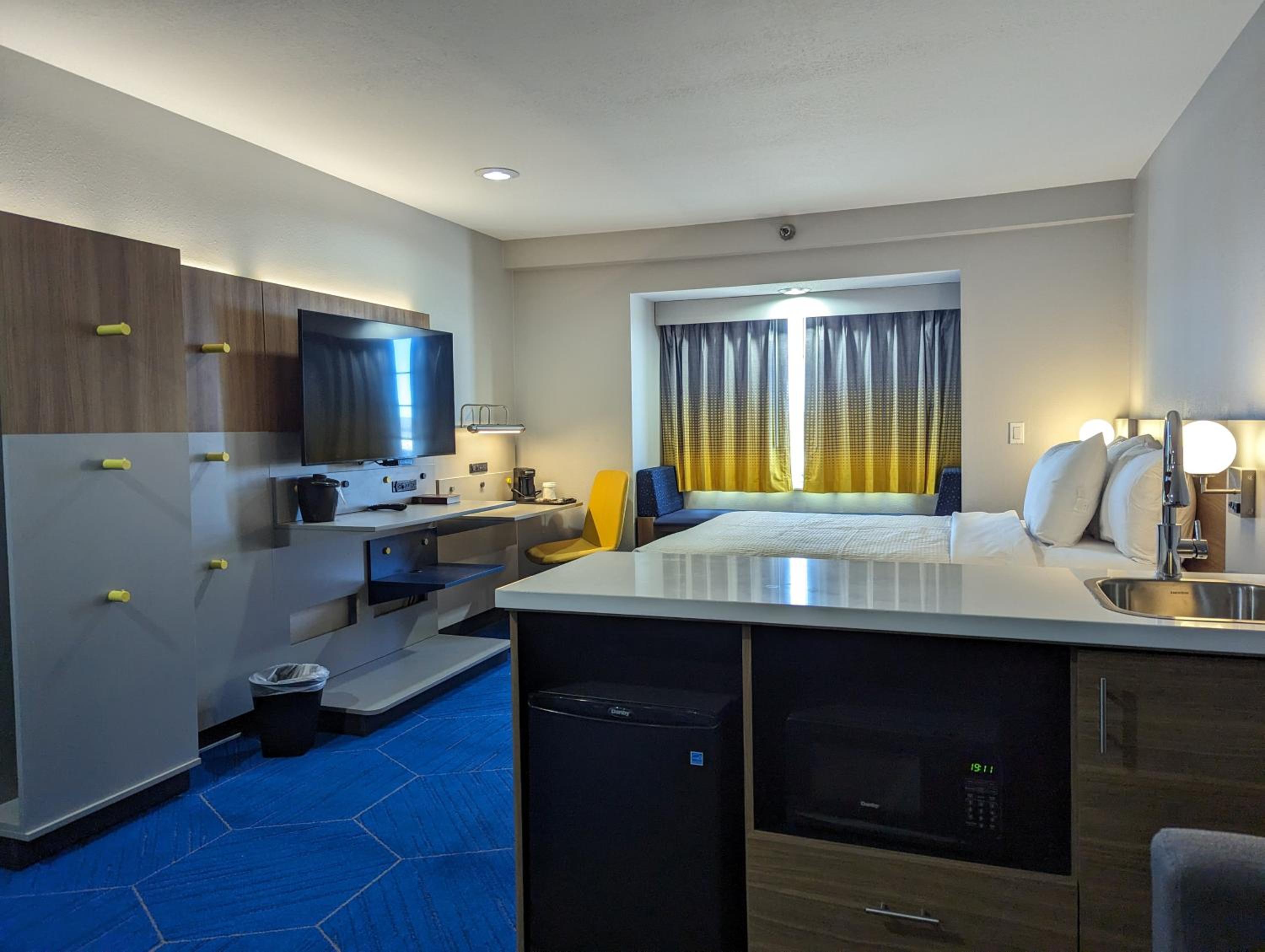 Queen Studio Suite - Non-Smoking - Photo 5