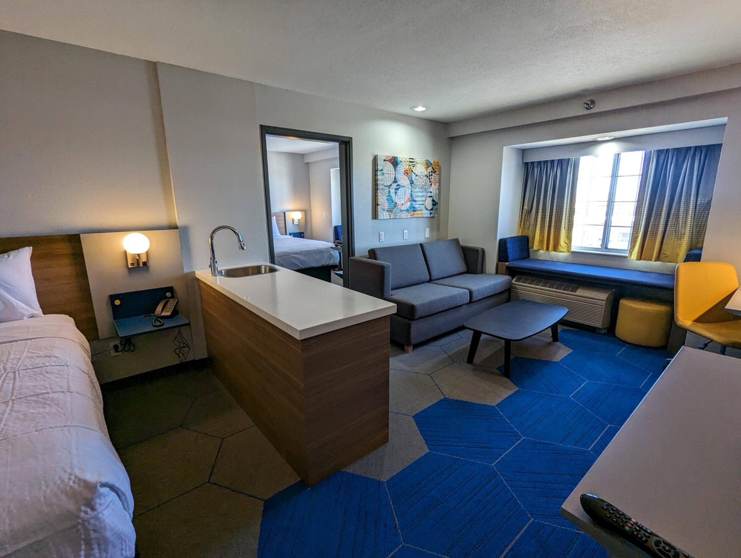 Family Suite 2 Queen Beds Non Smoking - Photo 9