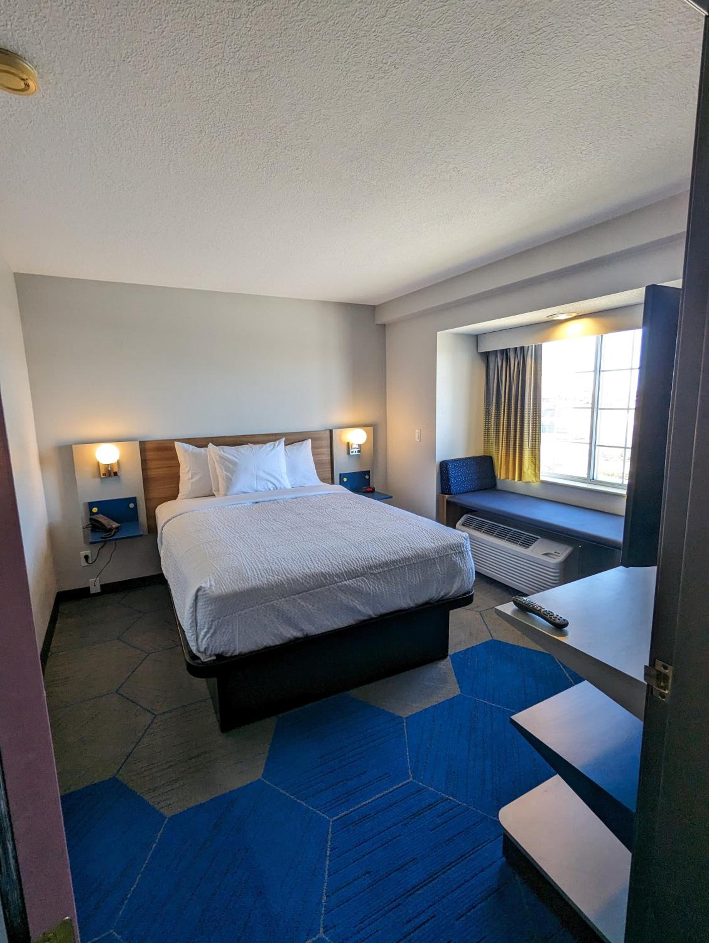 Family Suite 2 Queen Beds Non Smoking - Photo 3