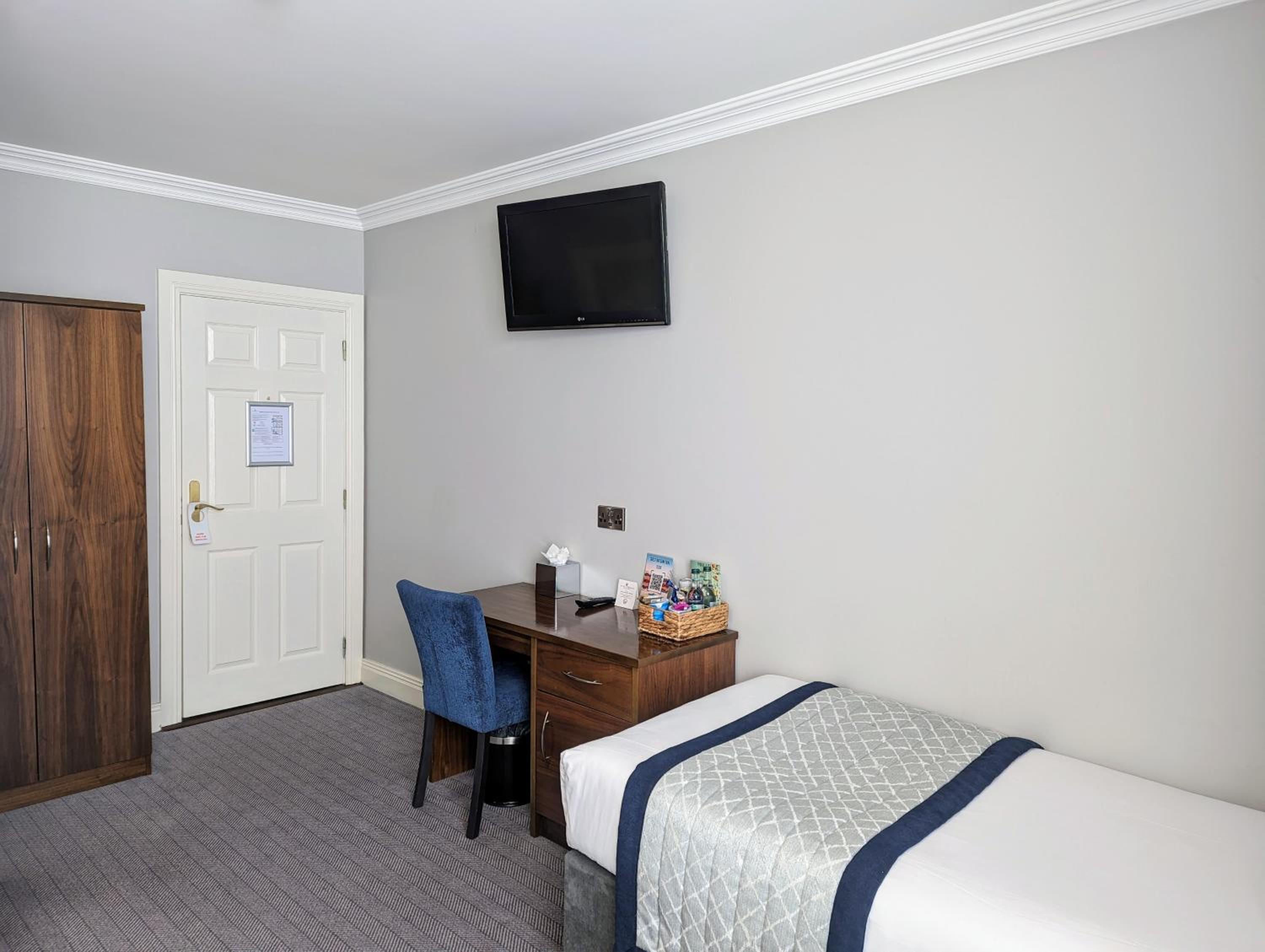 Deluxe Twin Room thumbnail 5