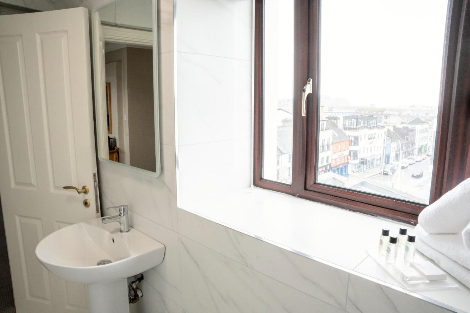 Deluxe Double Room - Photo 18