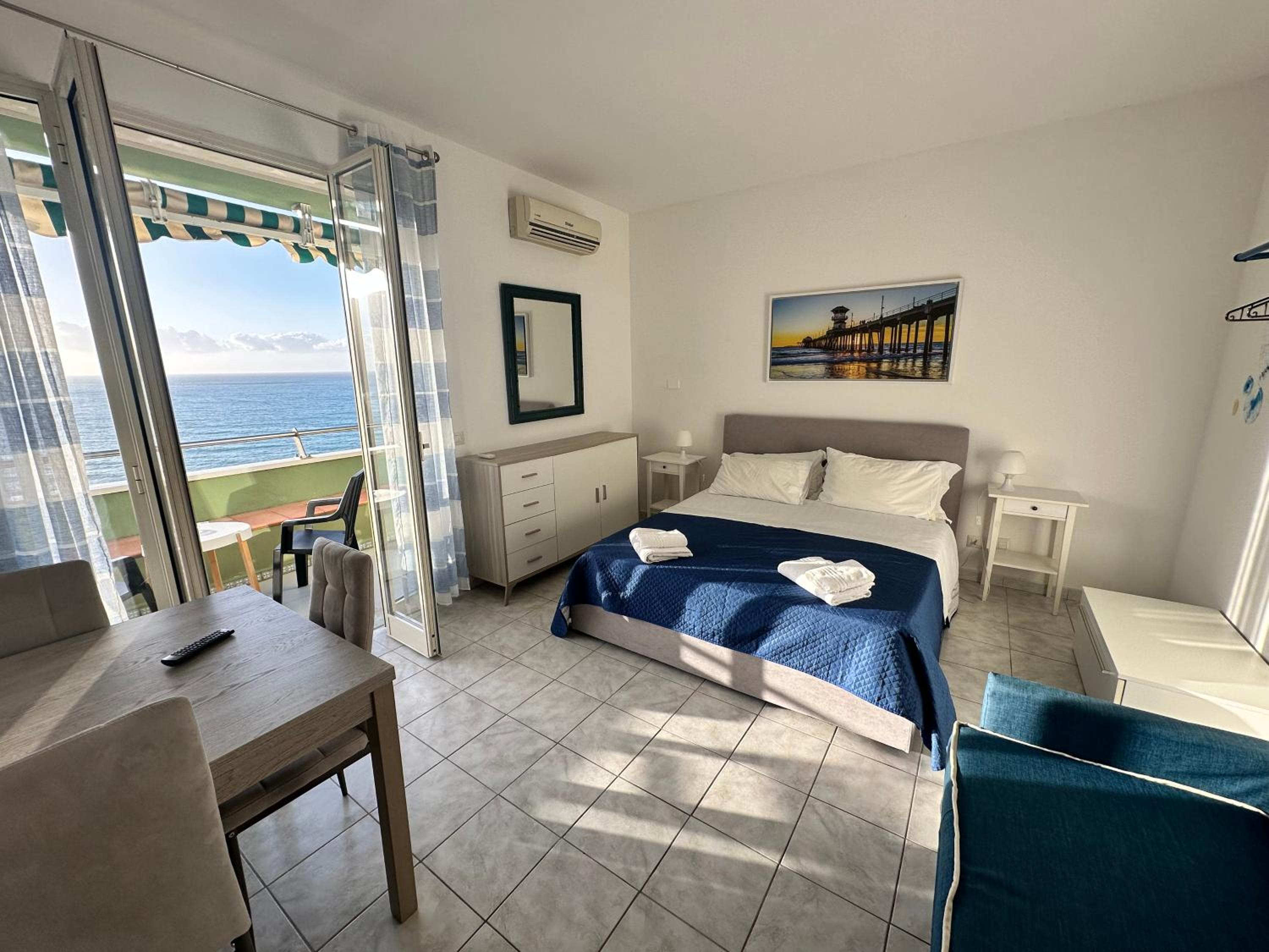 Studio with Balcony and Sea View photo 1