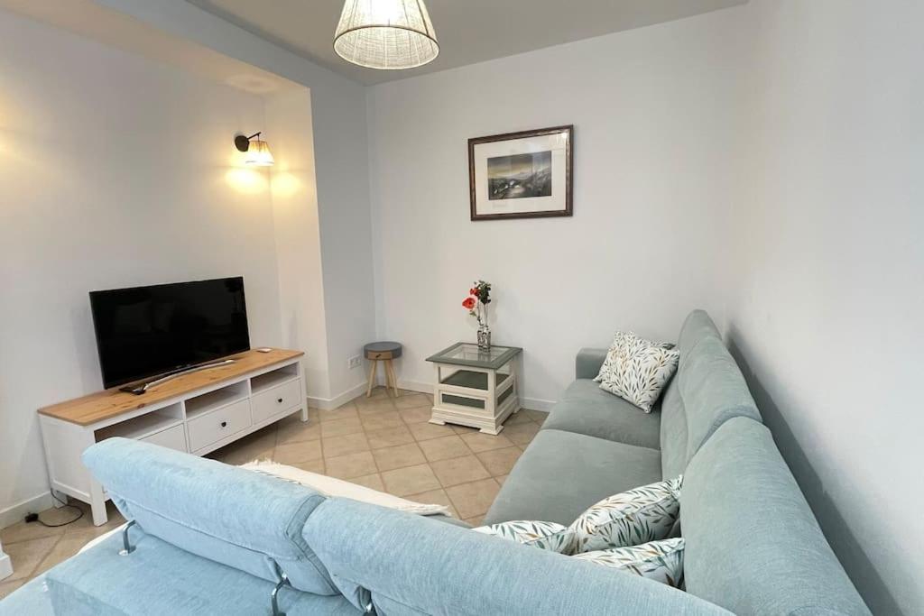 Five-Bedroom House photo 2