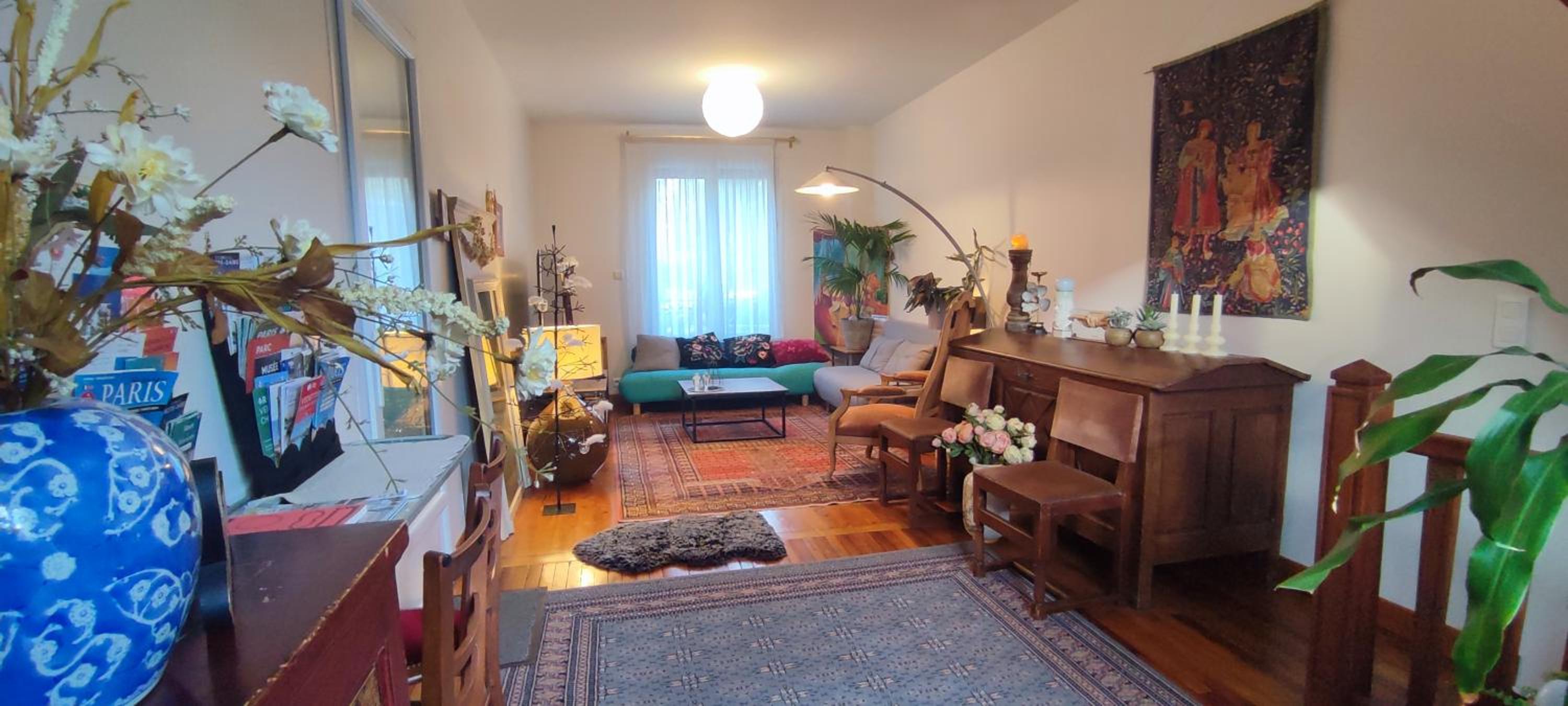 Eight-Bedroom House photo 3