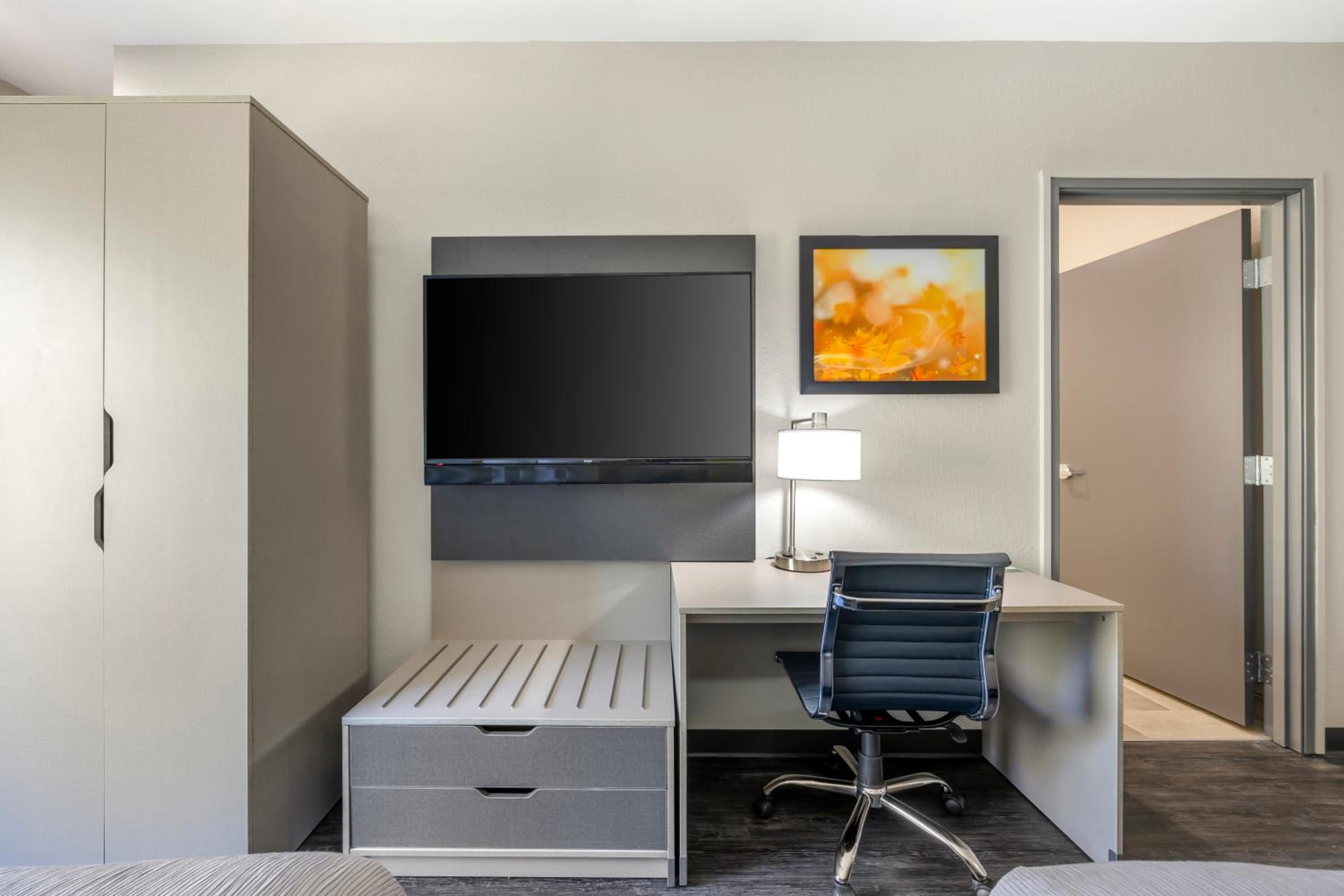 Queen Suite with Two Queen Beds and Sofa - Non Smoking