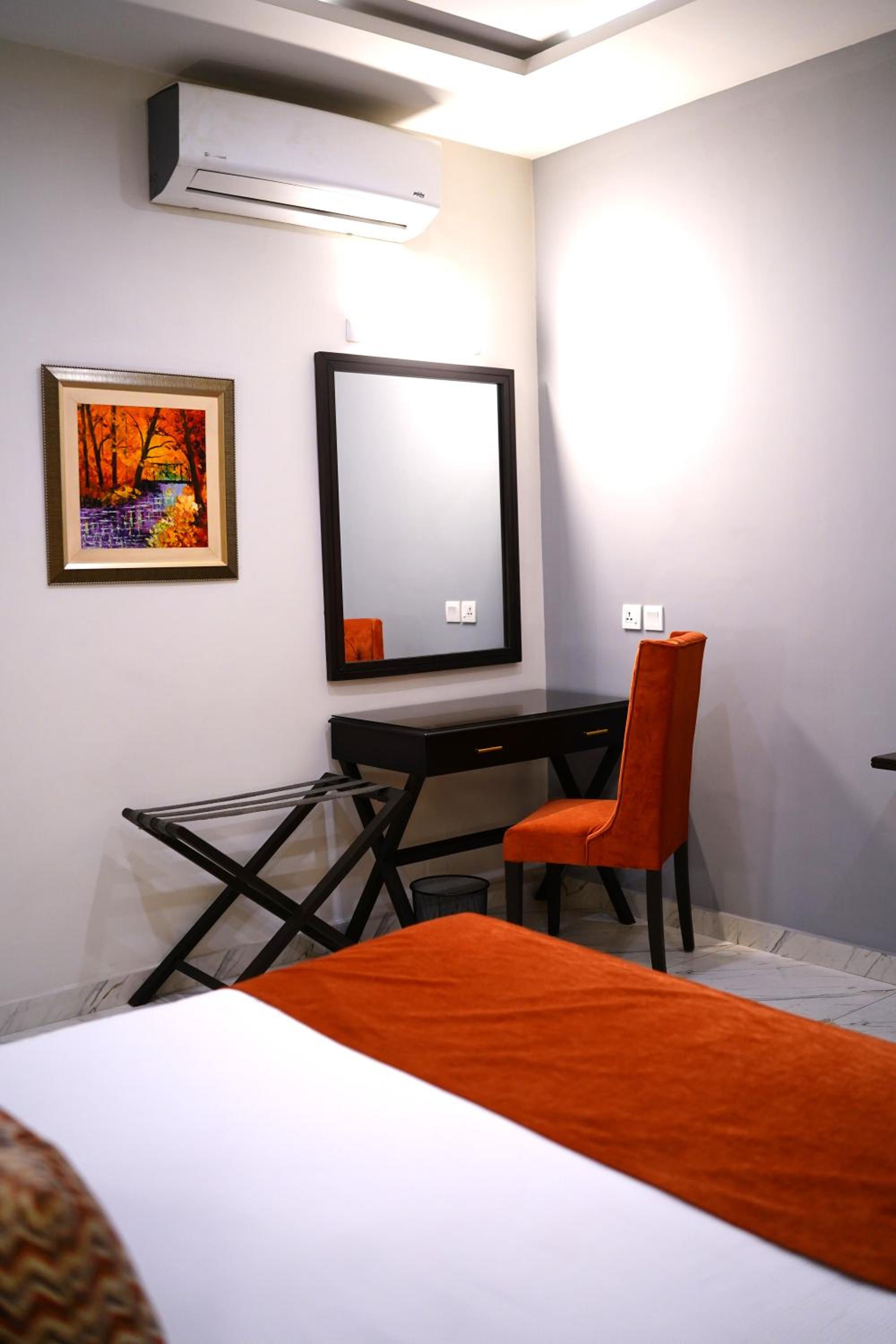 Executive Room - Photo 6
