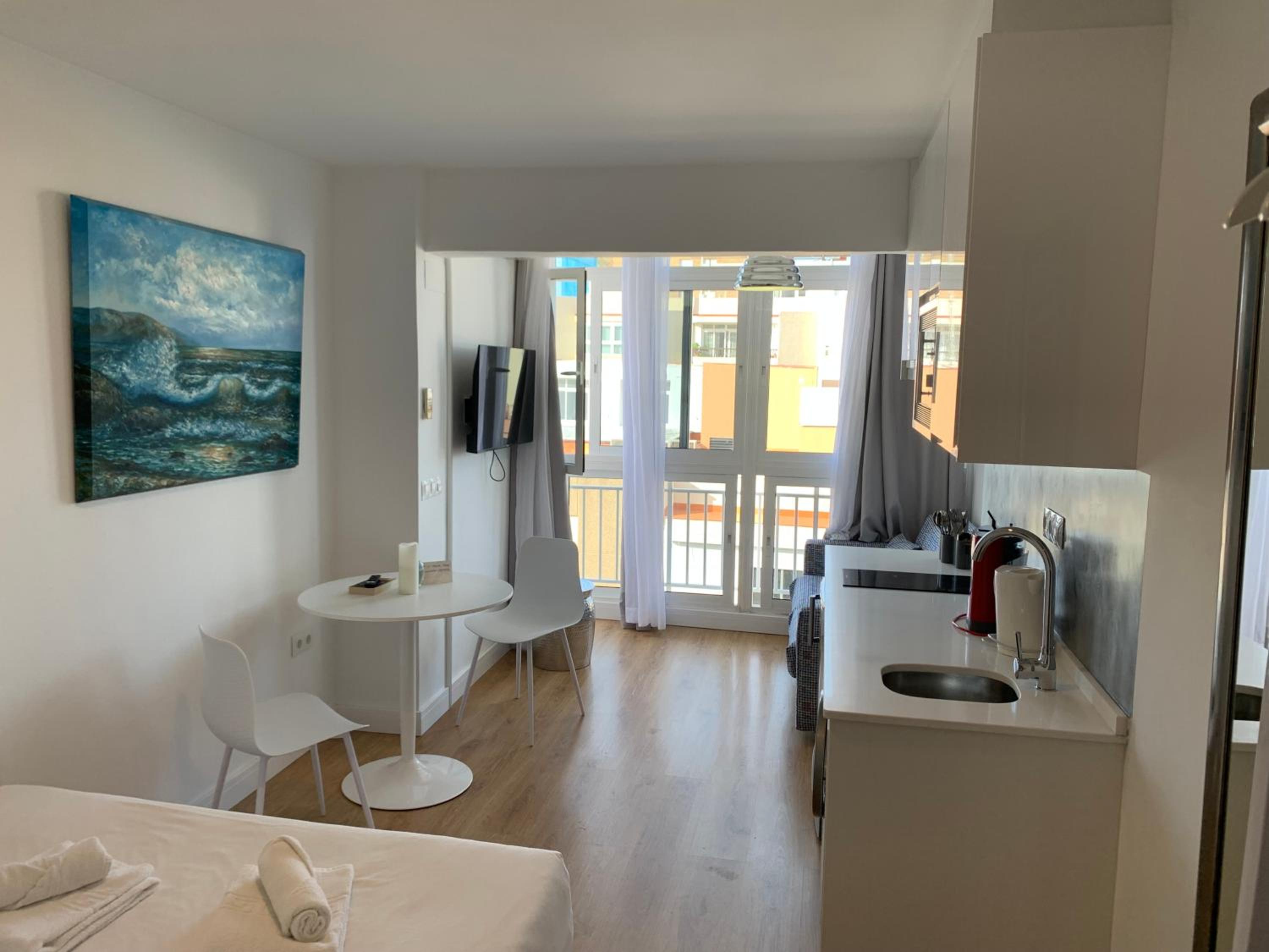 Estudio con vista al mar