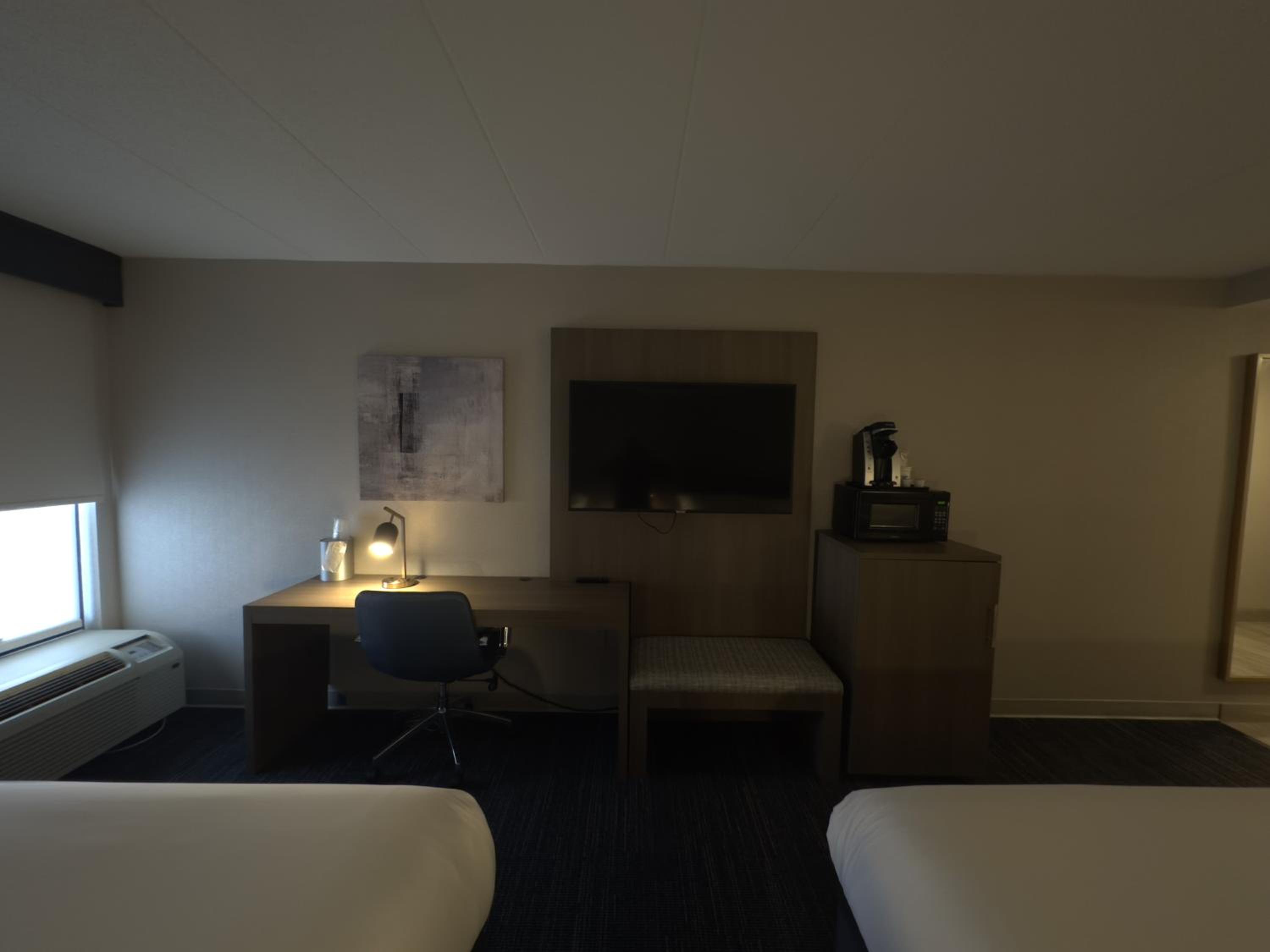Queen Room with Two Queen Beds - Non-Smoking - Photo 4