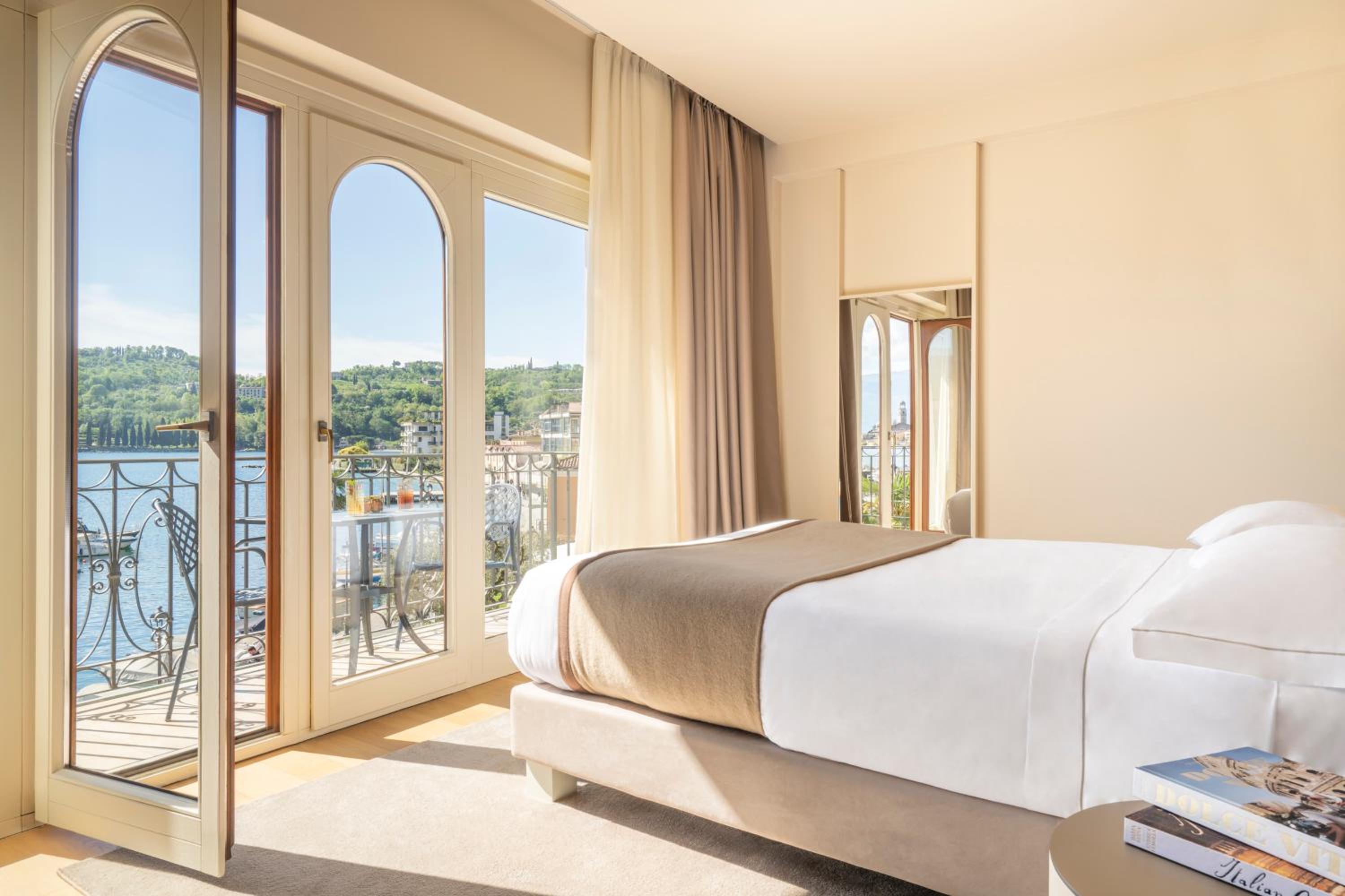 Deluxe Double Room with Lake View