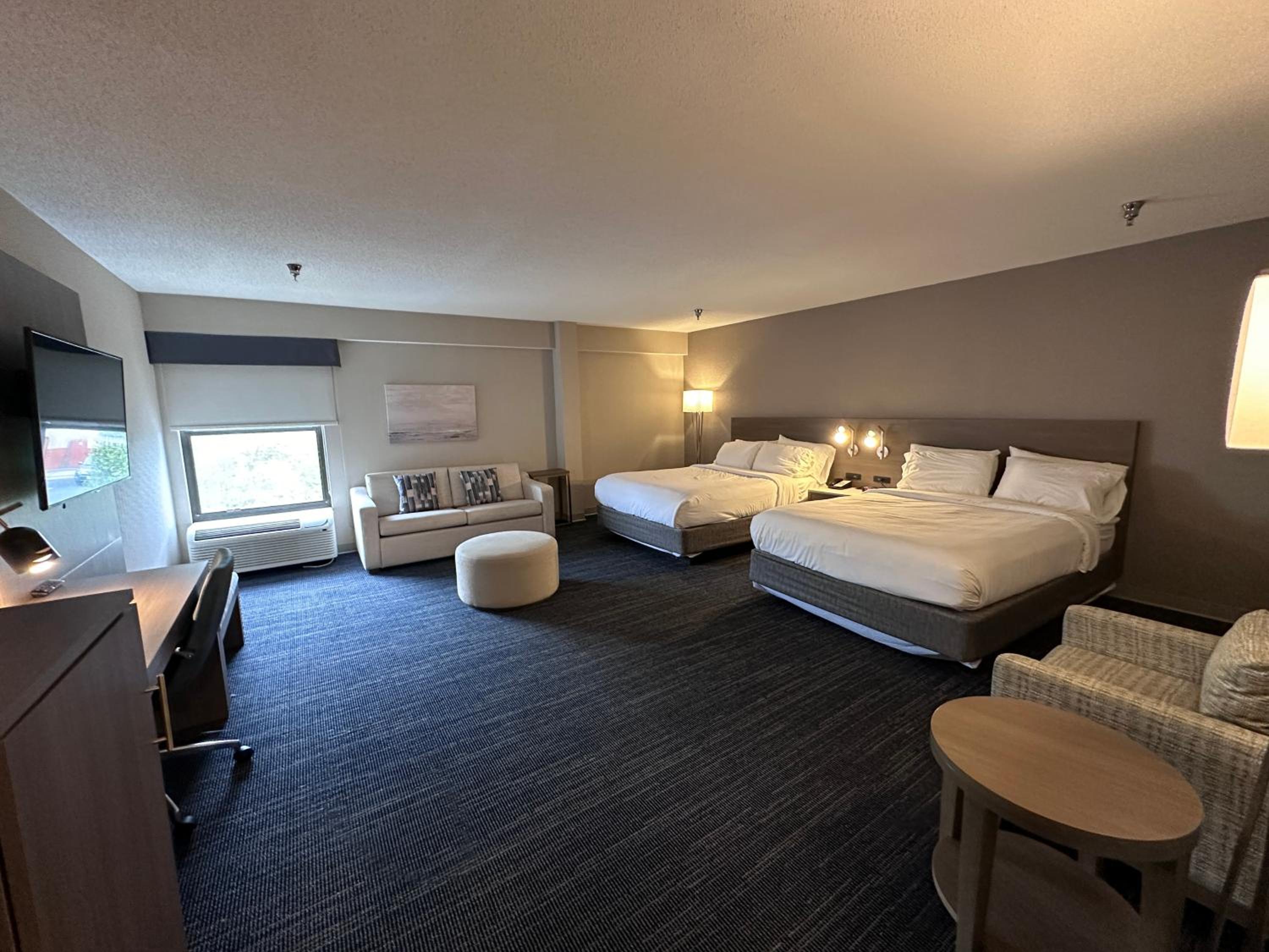 Family Suite with Two Queen Beds - Non-Smoking - Photo 3