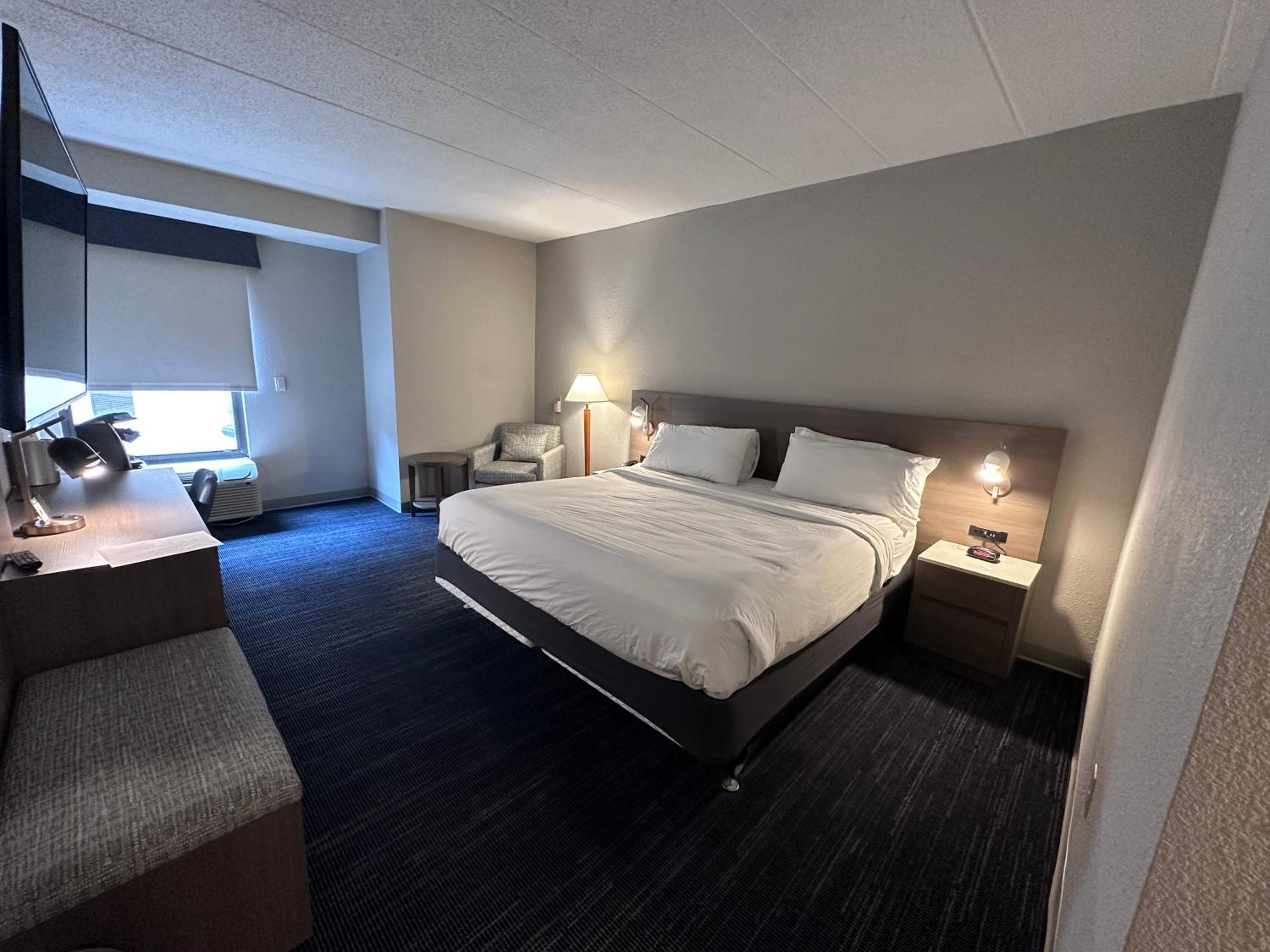 King Room with Mobility/Hearing Access and Roll-In Shower, Non-Smoking - Photo 1