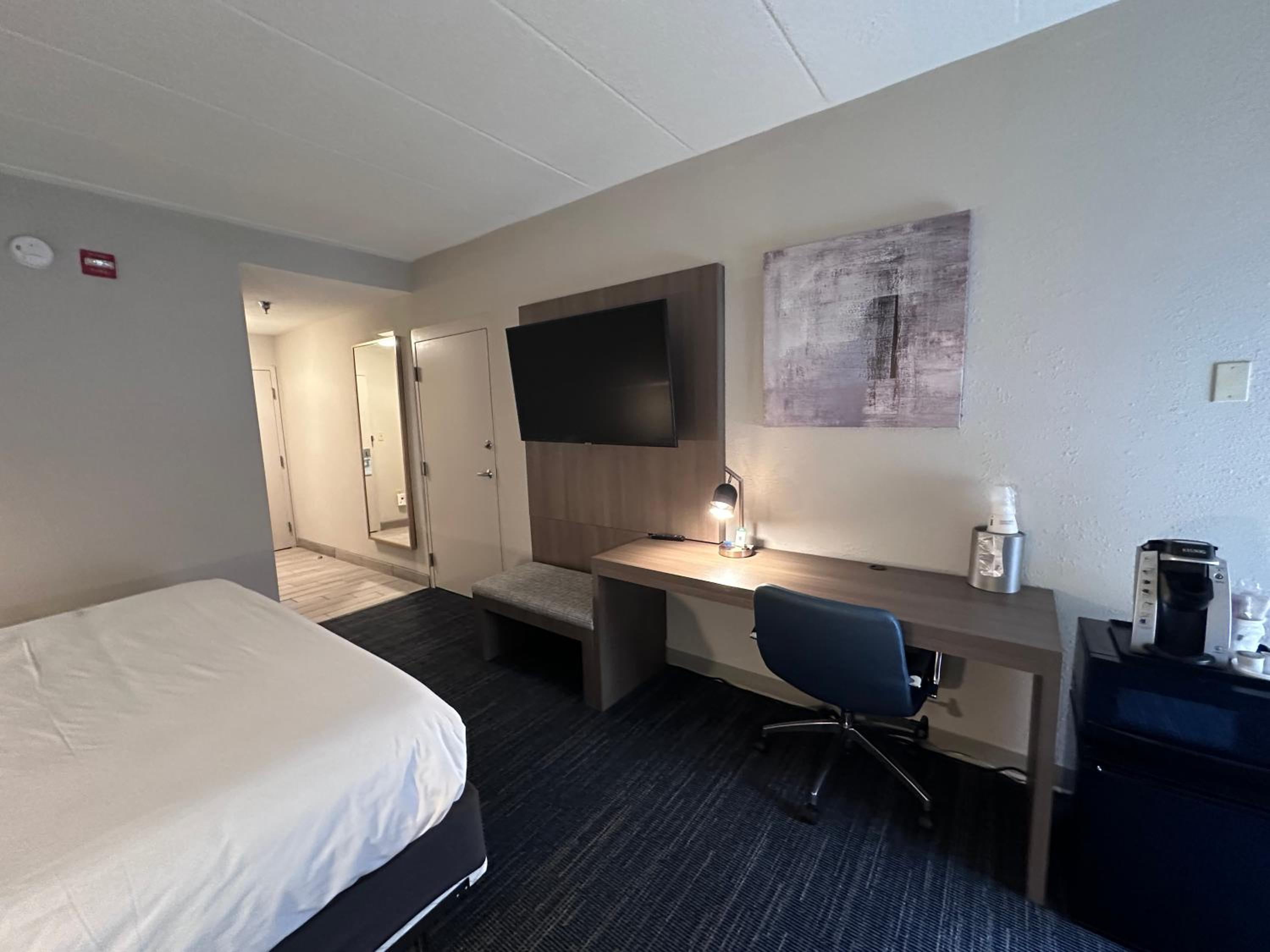 King Room with Mobility/Hearing Access and Roll-In Shower, Non-Smoking - Photo 3