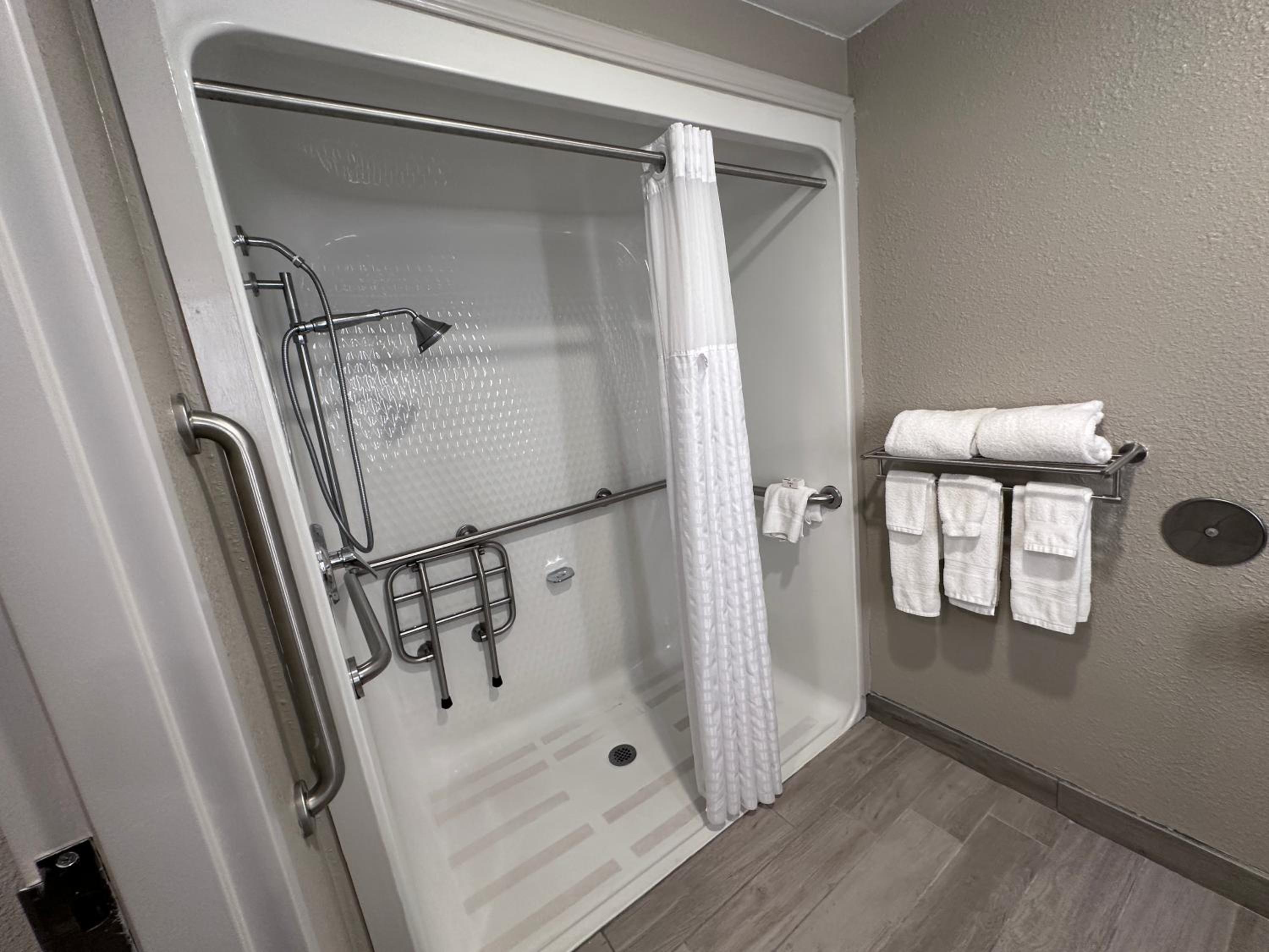 King Room with Mobility/Hearing Access and Roll-In Shower, Non-Smoking - Photo 2