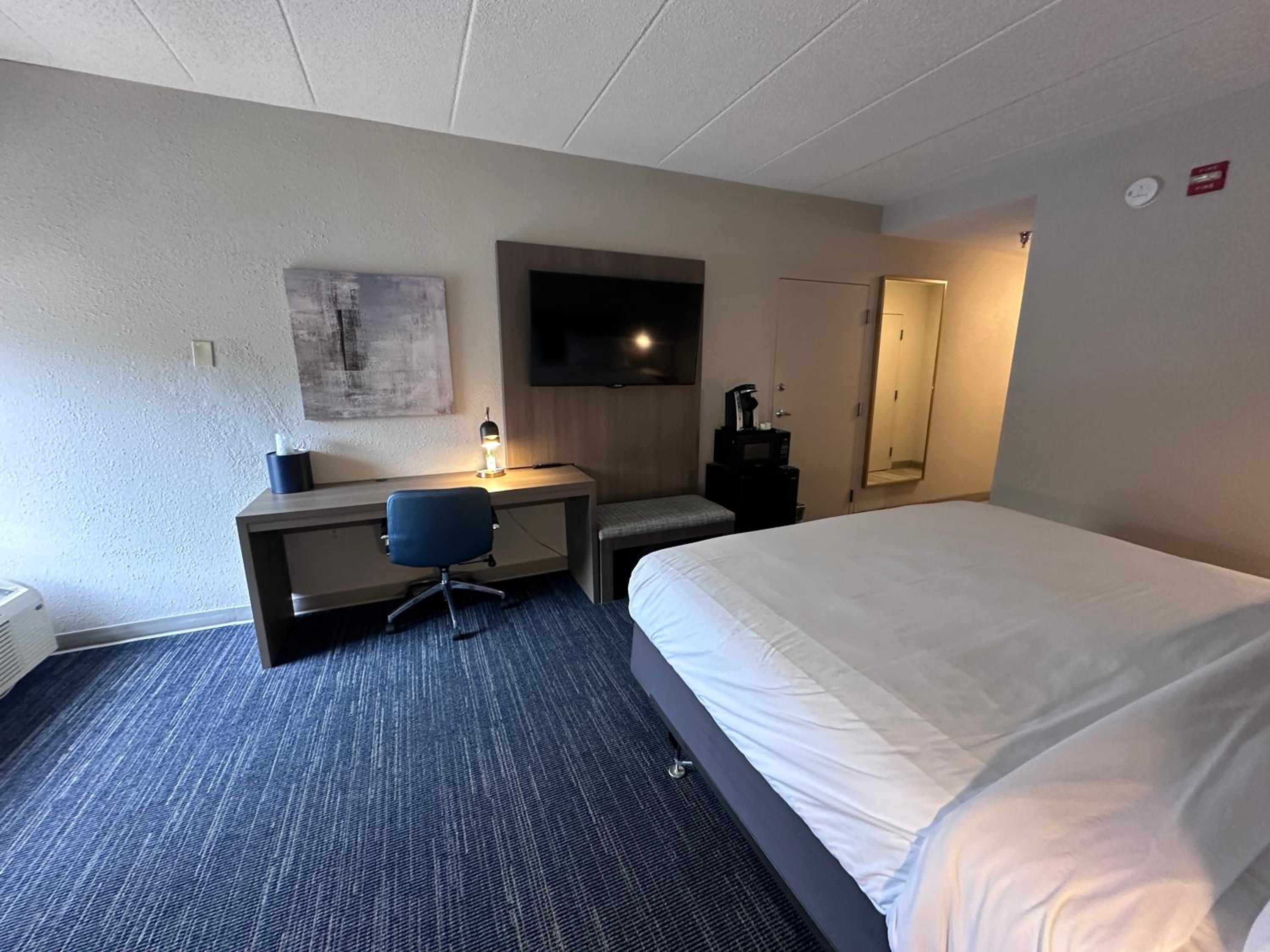 King Room with Tub and Grab Bars - Mobility/Hearing Accessible - Non-Smoking - Photo 3