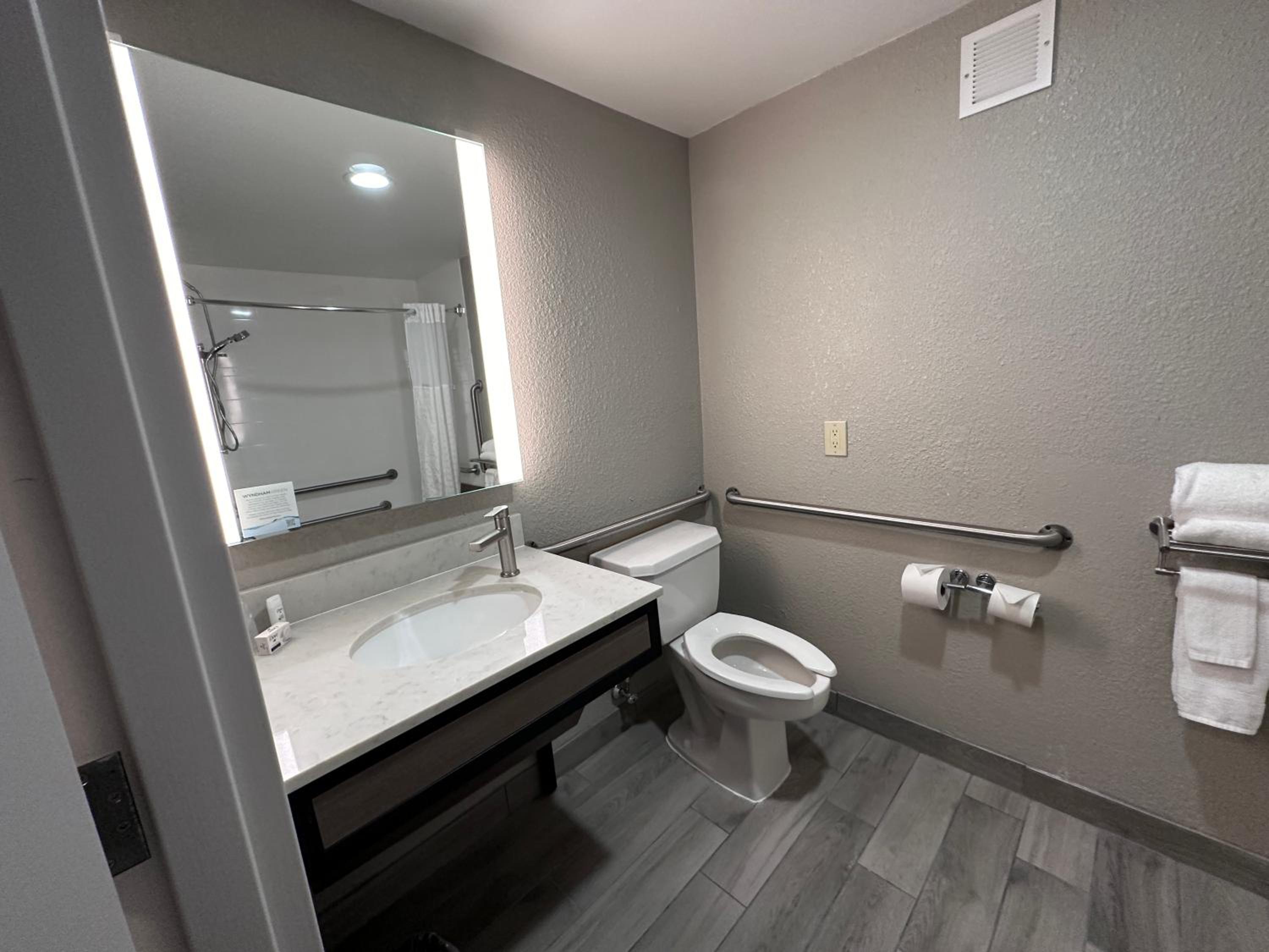 King Room with Tub and Grab Bars - Mobility/Hearing Accessible - Non-Smoking - Photo 4