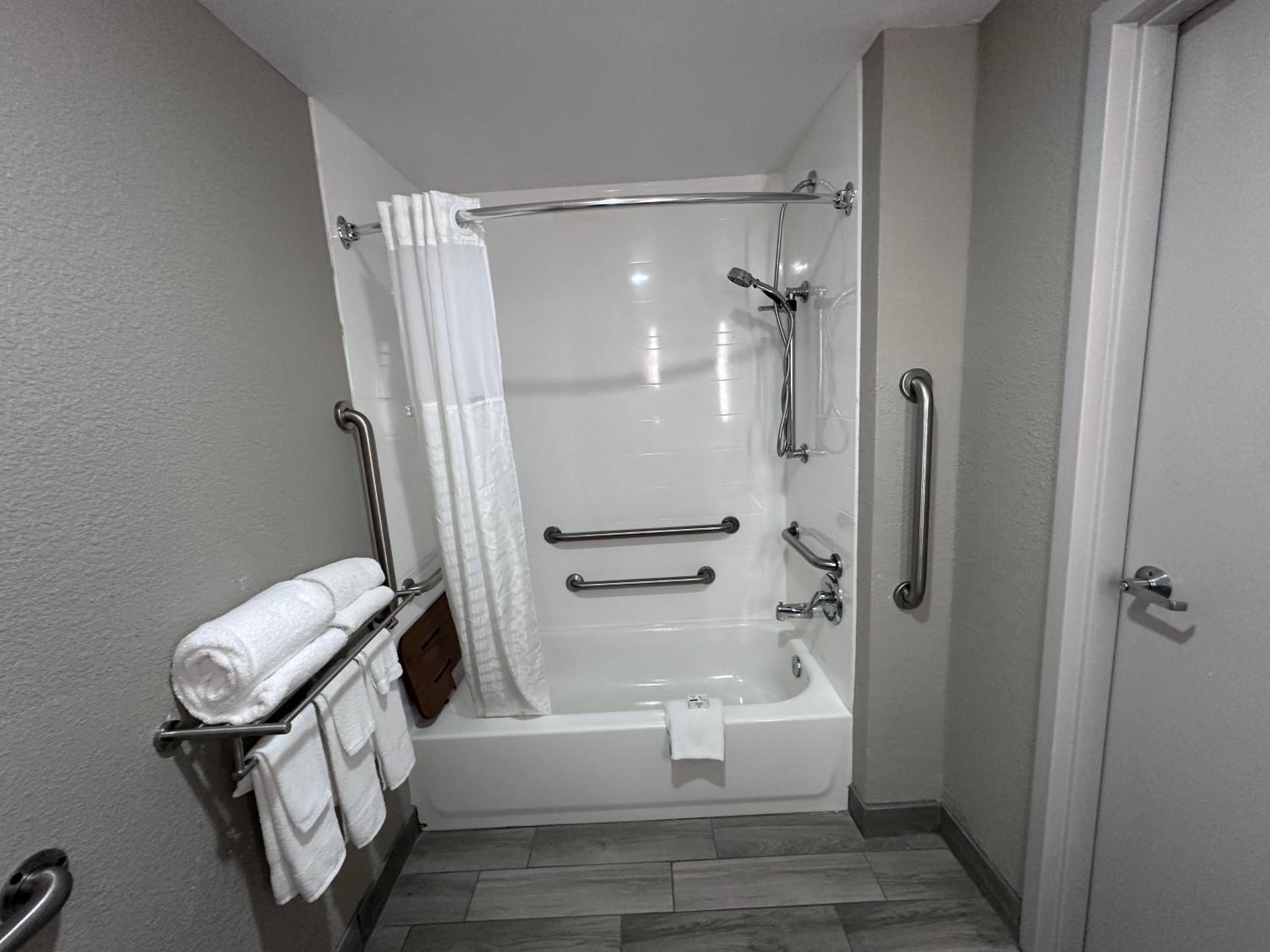 King Room with Tub and Grab Bars - Mobility/Hearing Accessible - Non-Smoking - Photo 2