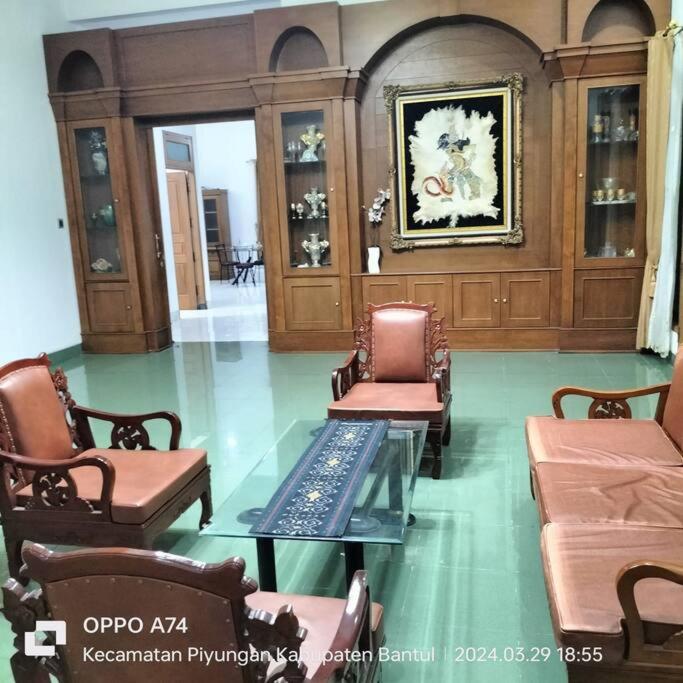 Five-Bedroom House photo 1