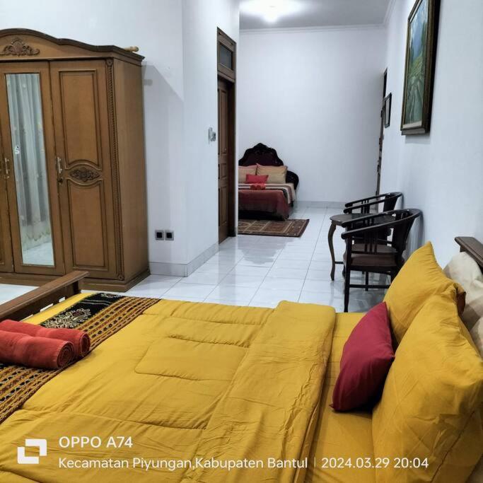 Five-Bedroom House photo 2