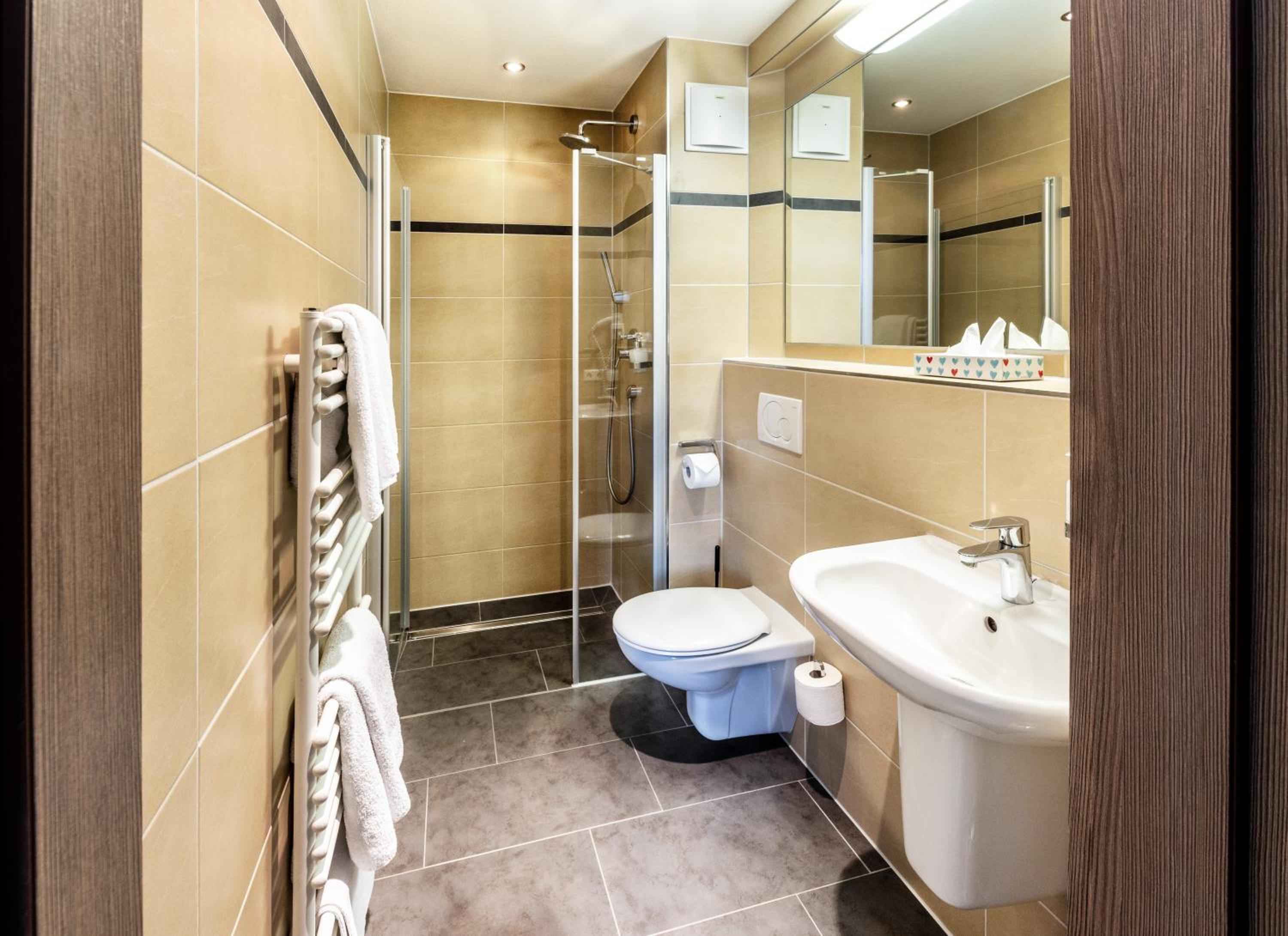 Comfort Double Room with Balcony and Elevator - Photo 4